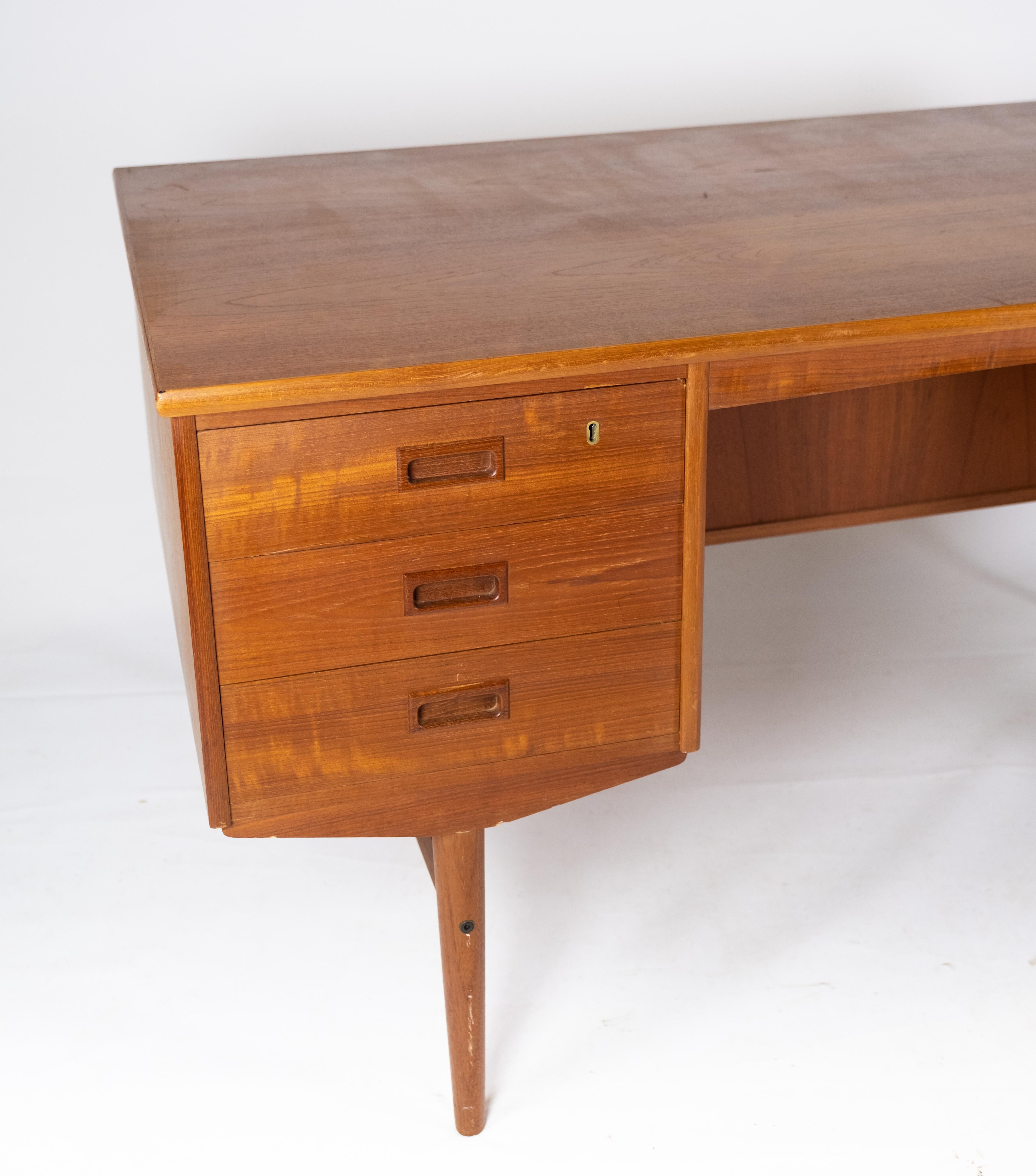 Desk in teak of Danish design from the 1960s. The table is in great vintage condition.
   