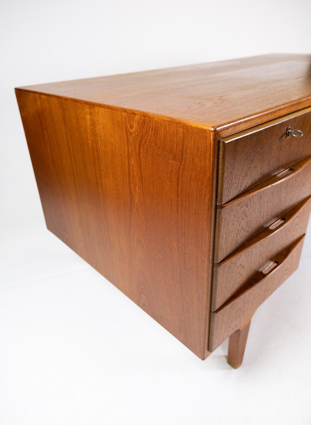 Ce bureau est une pièce intemporelle du design danois des années 1960, en bois de teck. Il présente une esthétique simple et élégante qui s'adapte parfaitement aux intérieurs modernes et vintage.

Le bureau est solidement construit et dispose d'un
