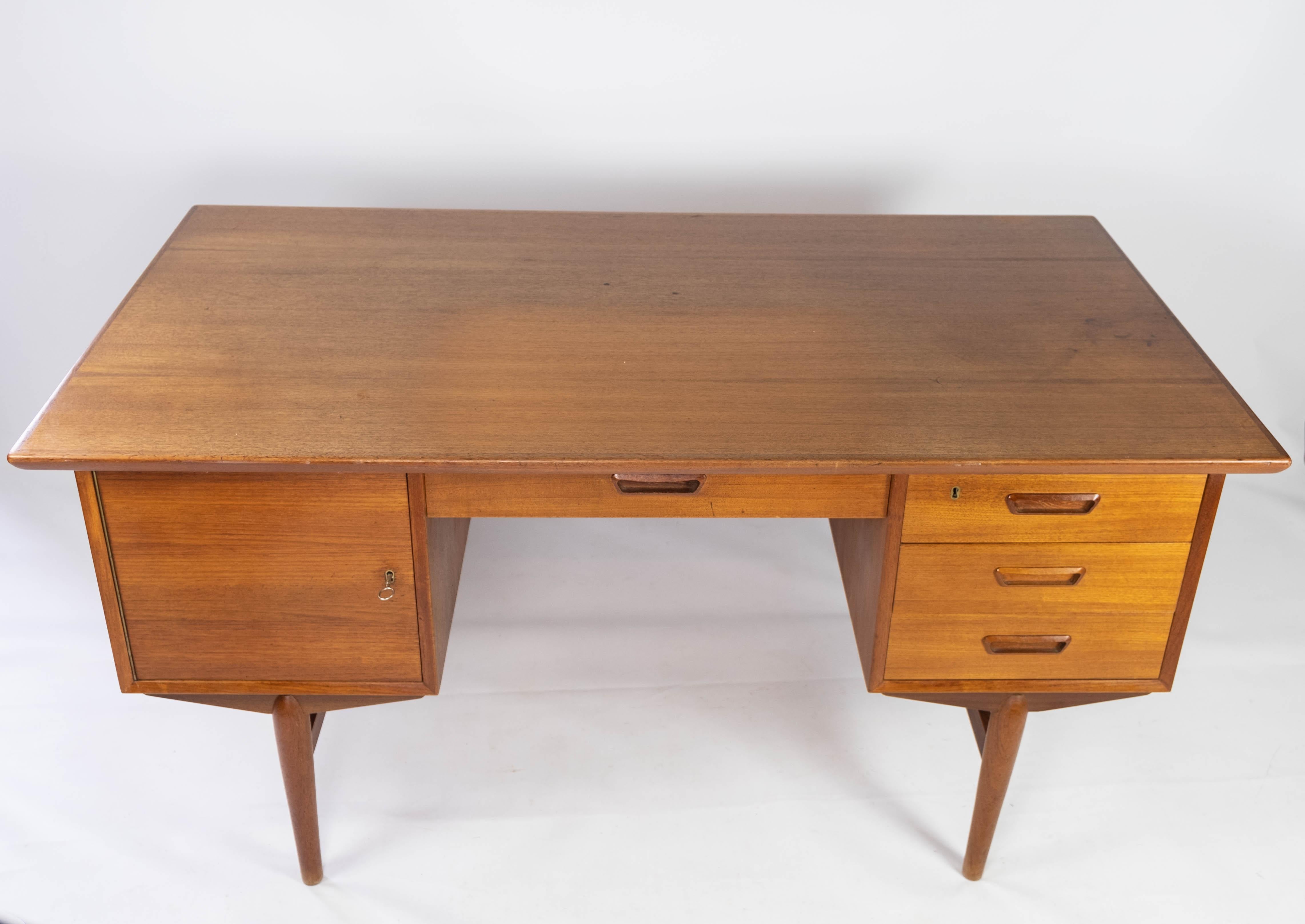 Desk in teak of Danish design from the 1960s. The table is in great vintage condition.
 