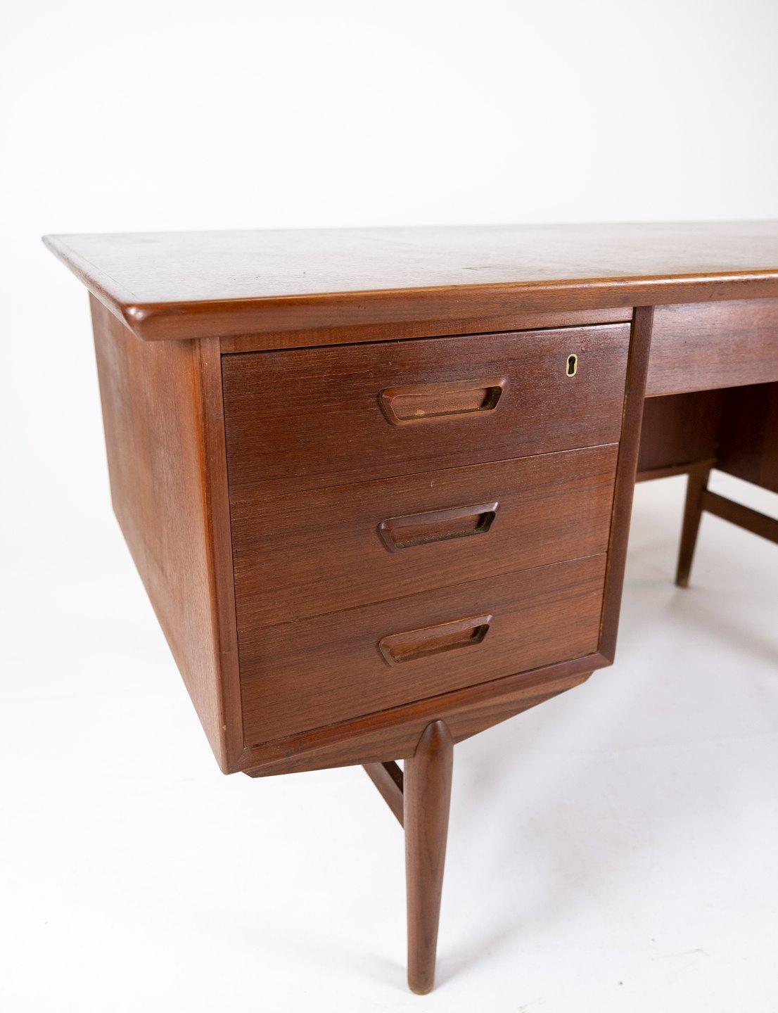 Dieser Schreibtisch ist ein prächtiges Beispiel für dänisches Design aus den 1960er Jahren und repräsentiert diese Epoche mit seiner zeitlosen Erscheinung und Funktionalität.

Der aus Teakholz gefertigte Schreibtisch strahlt eine warme und
