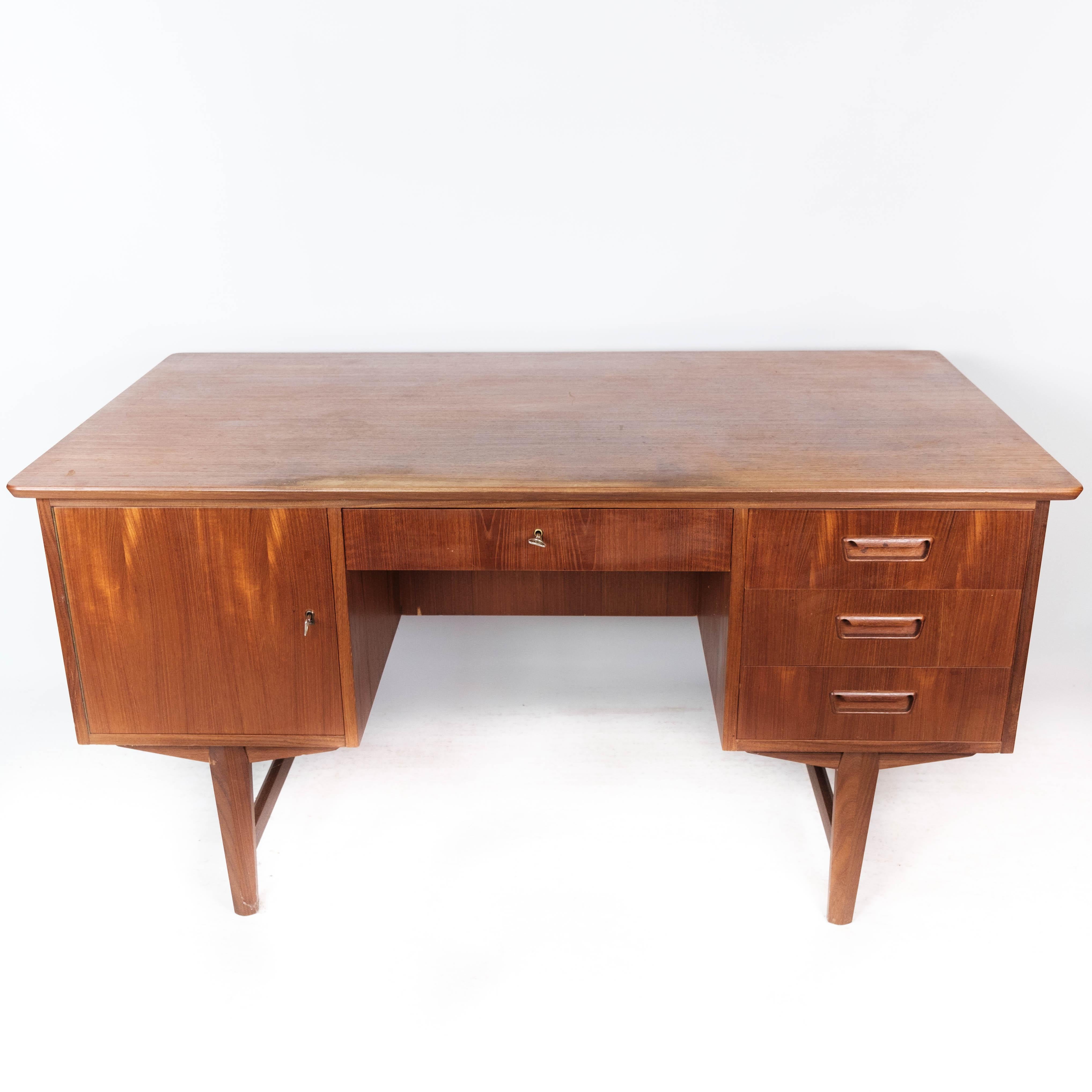 Desk in teak of Danish design from the 1960s. The table is in great vintage condition.