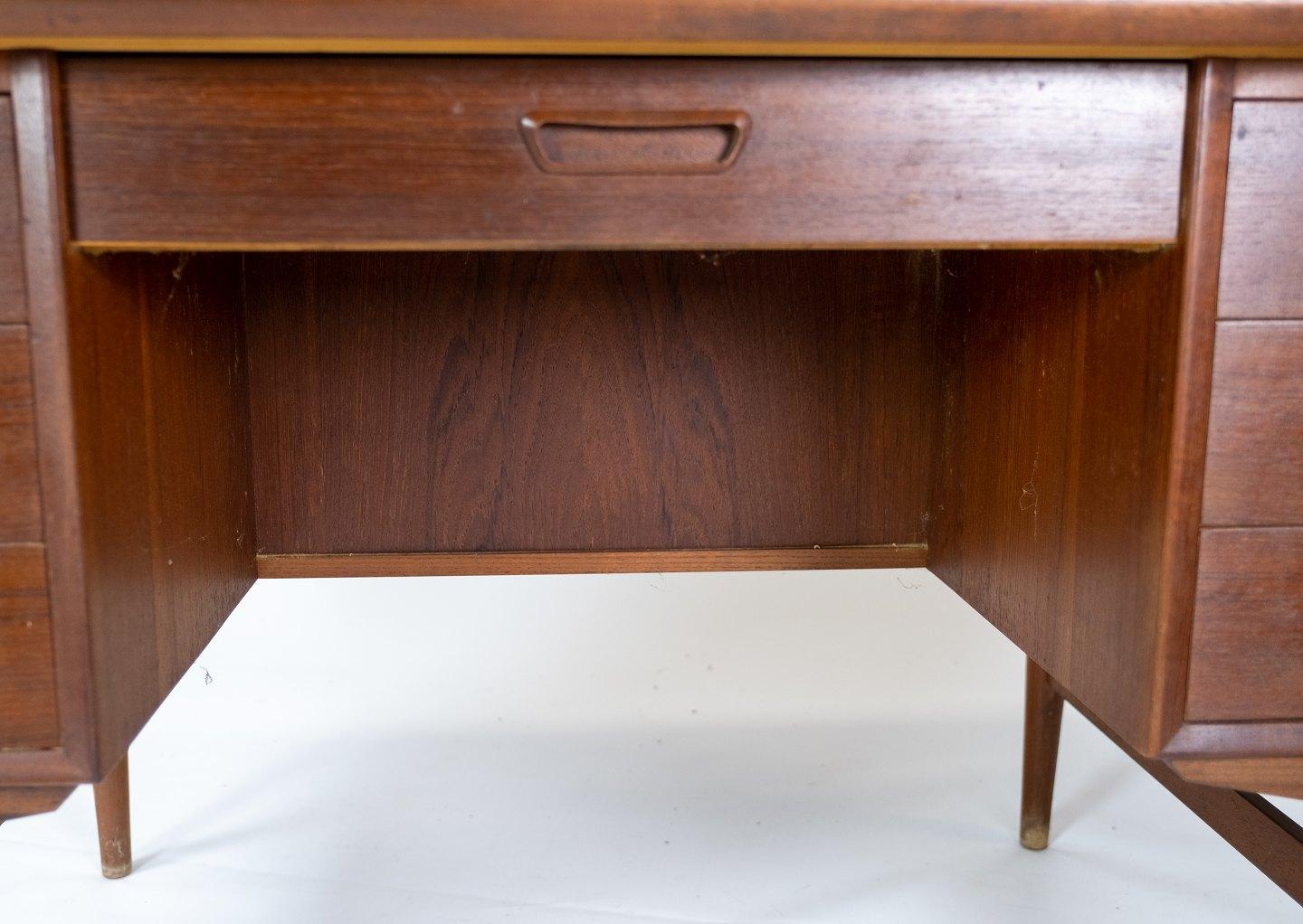 Schreibtisch aus Teakholz in dänischem Design aus den 1960er Jahren (Dänisch) im Angebot