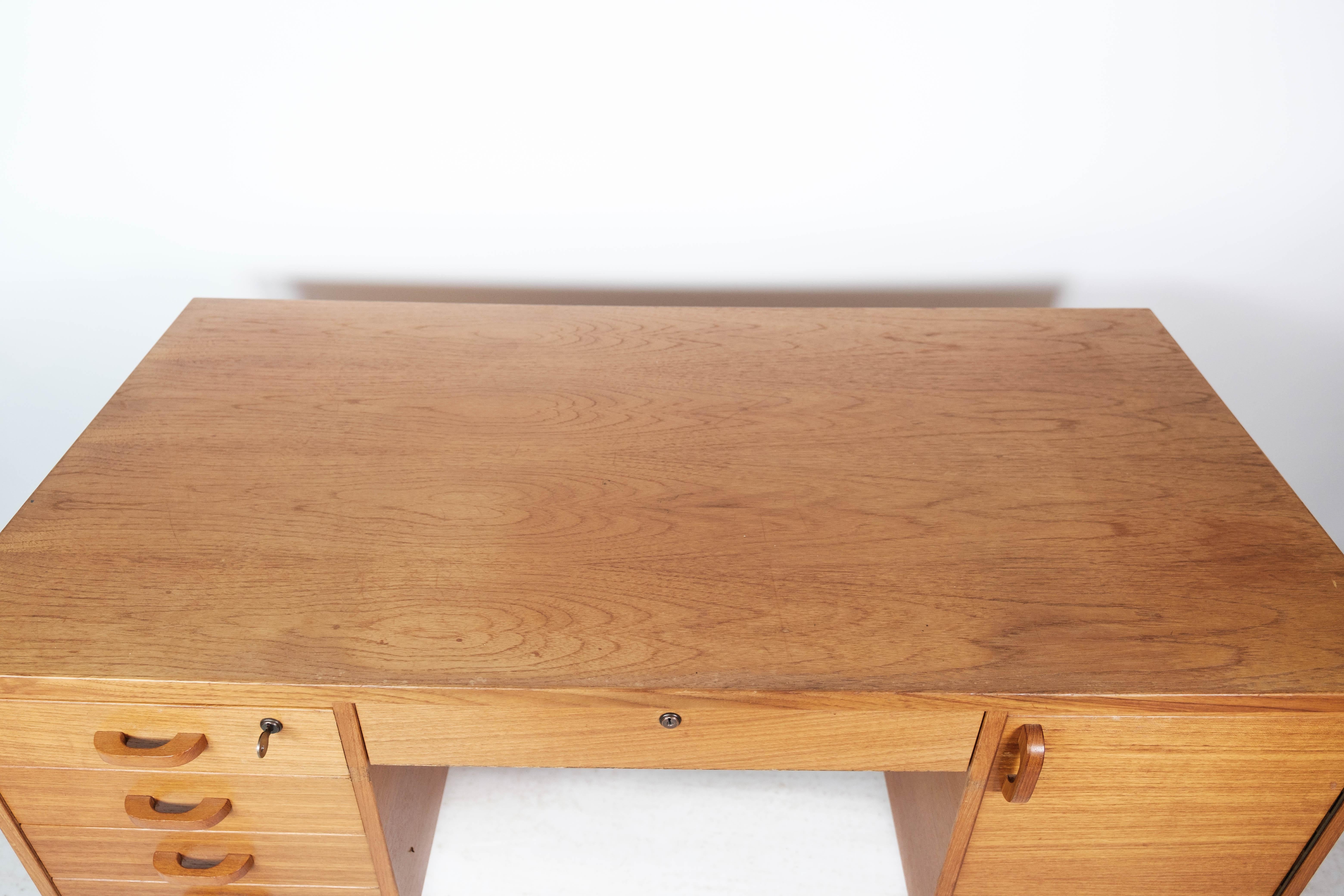 Desk Made In Teak From 1960s In Good Condition For Sale In Lejre, DK