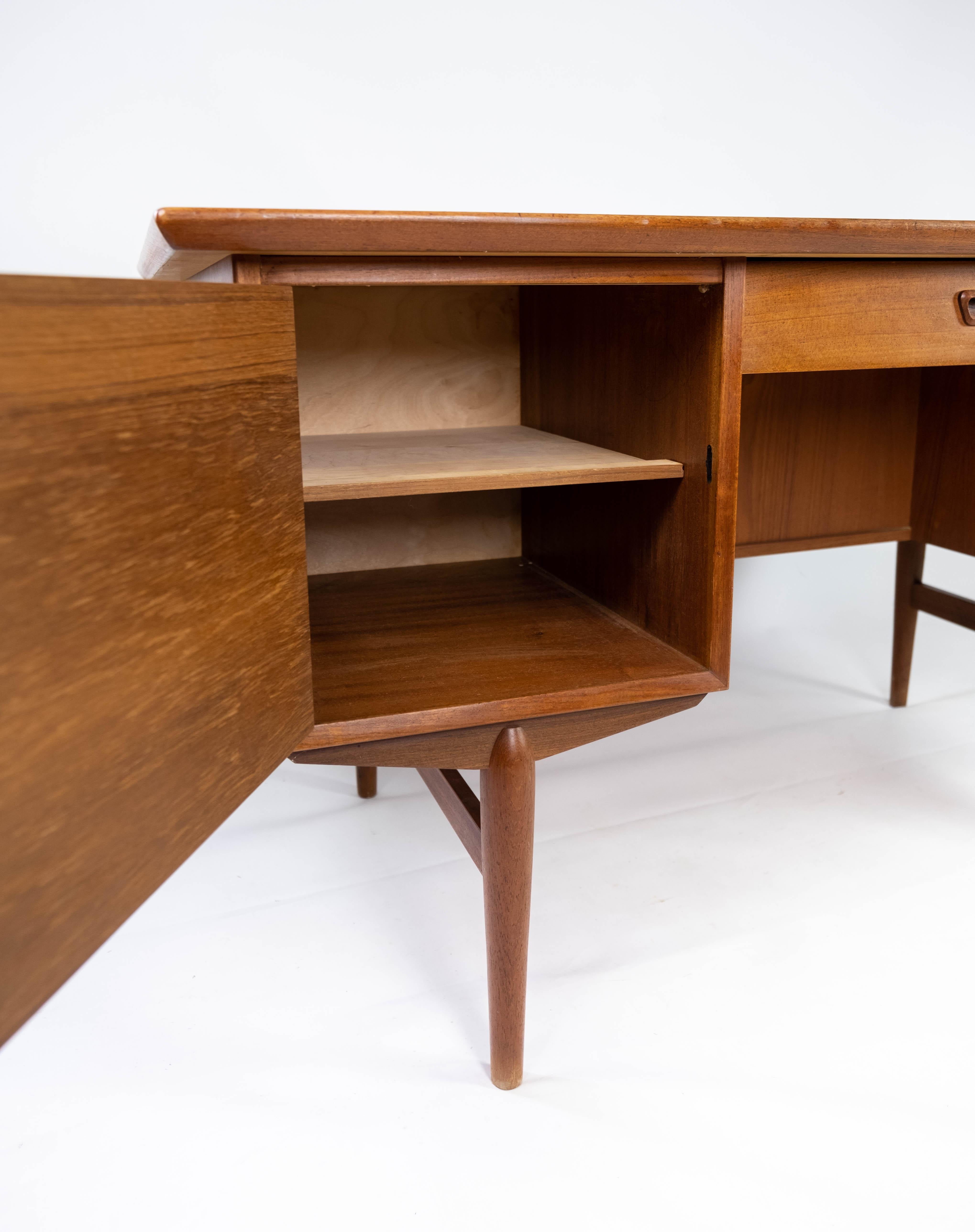 Desk in Teak of Danish Design from the 1960s 1