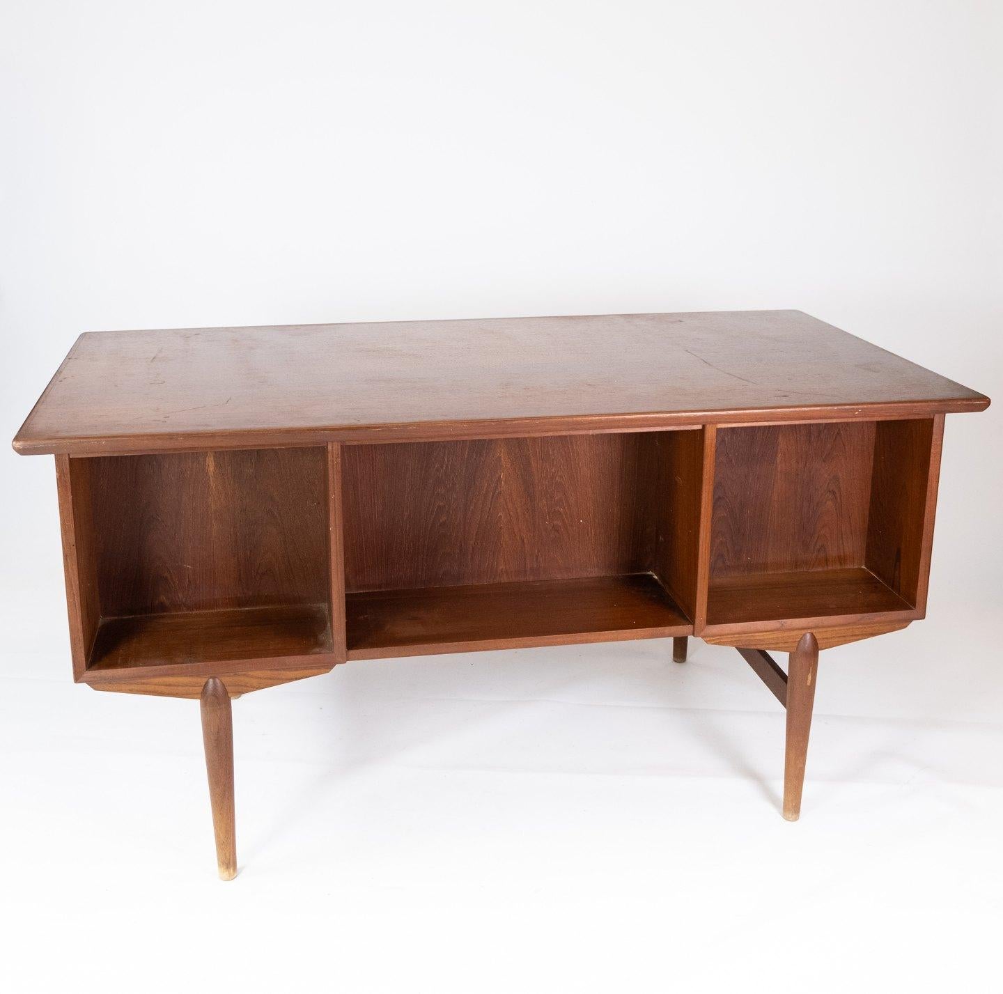Schreibtisch aus Teakholz in dänischem Design aus den 1960er Jahren im Angebot 2