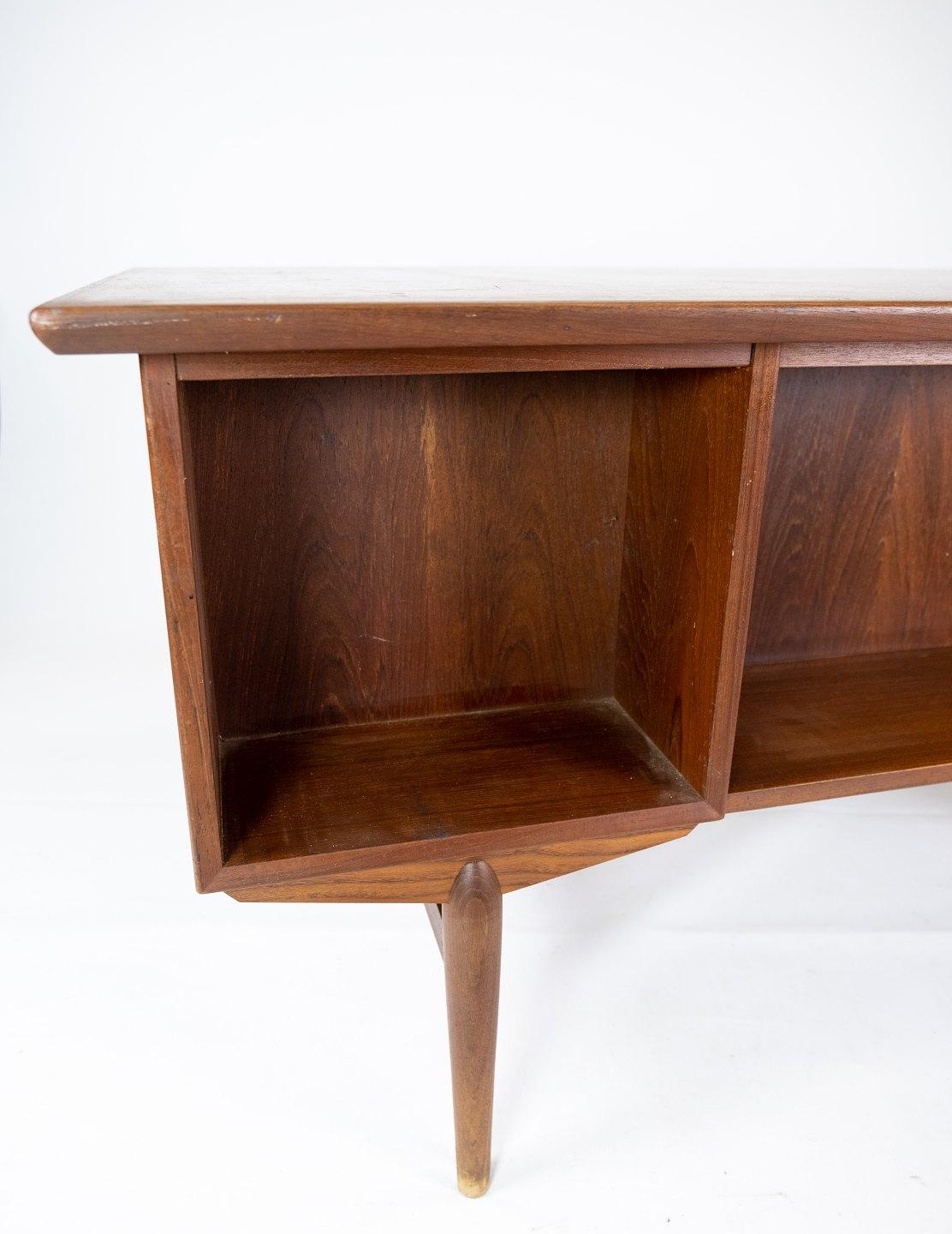Schreibtisch aus Teakholz in dänischem Design aus den 1960er Jahren im Angebot 3