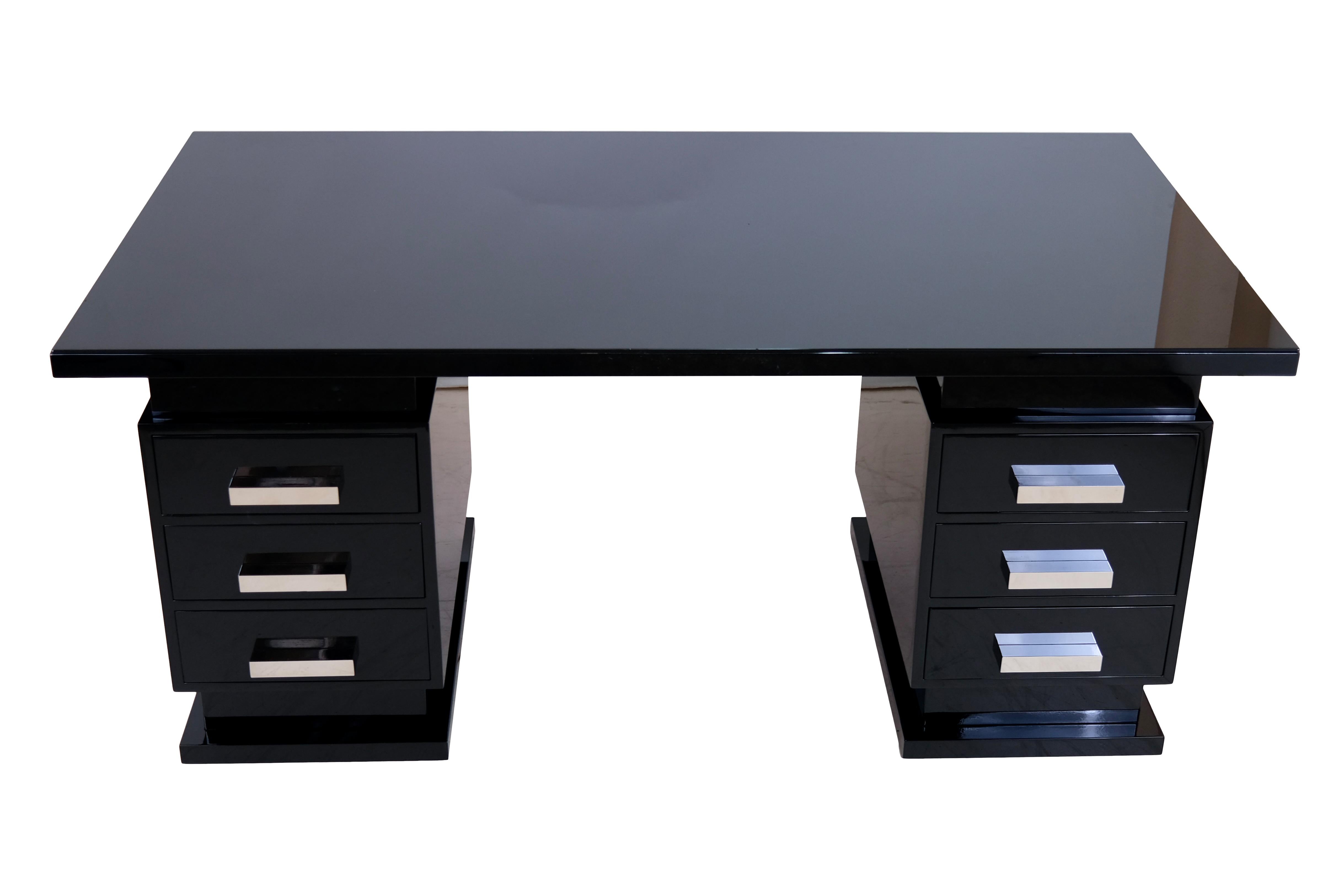 Modernist desk in black lacquer

Writing desk
Piano lacquer, high gloss black
Metal fittings

in Art Déco style, France around 1950

Dimensions:
Width: 180 cm
Height: 78 cm
Depth: 90 cm