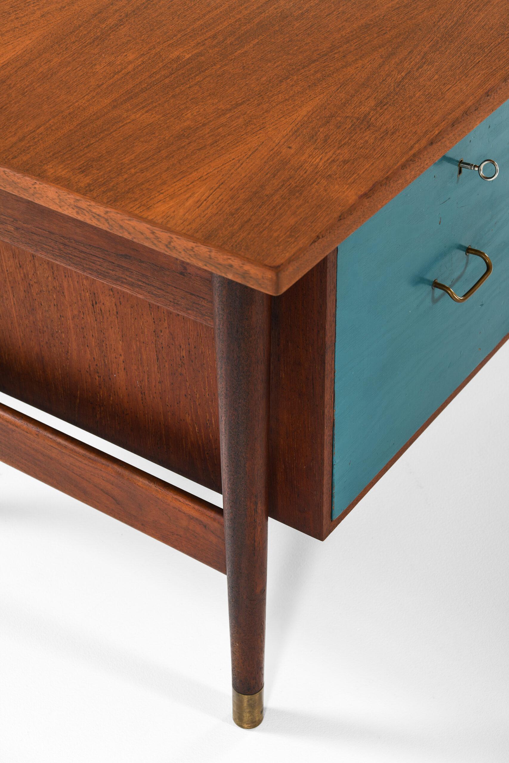 Desk in the style of Finn Juhl & Arne Vodder Produced in Denmark For Sale 1