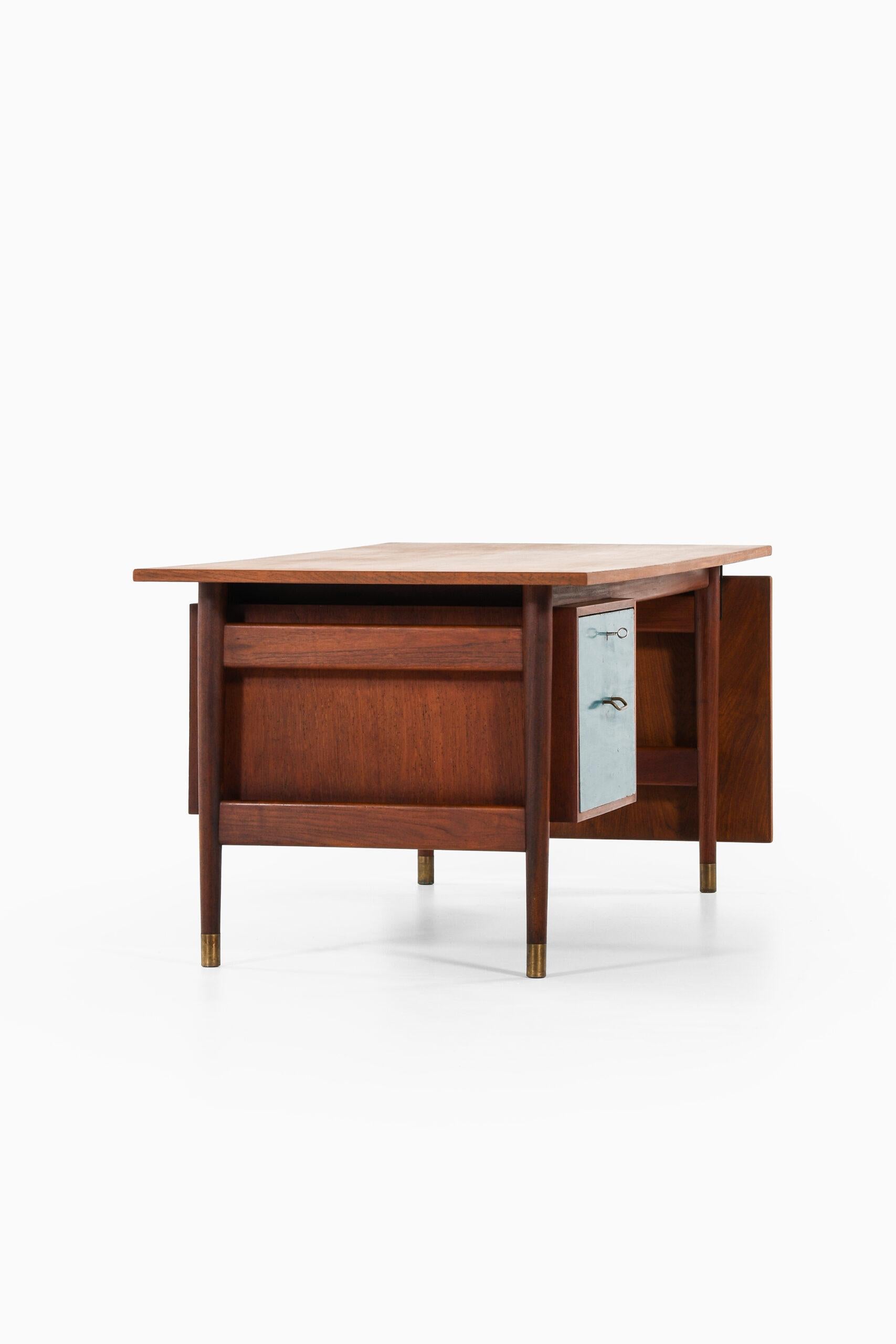 Desk in the style of Finn Juhl & Arne Vodder Produced in Denmark For Sale 2