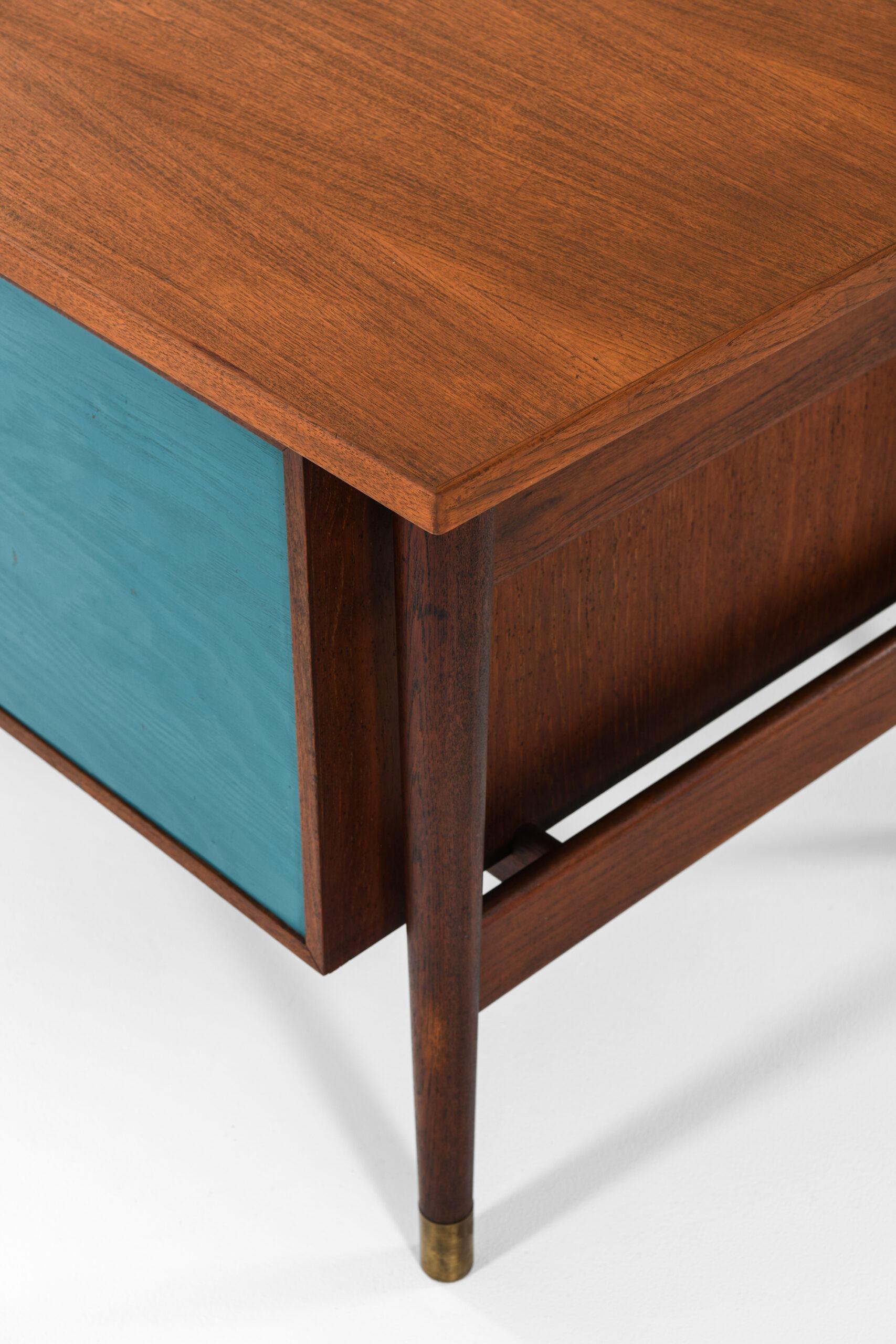 Desk in the style of Finn Juhl & Arne Vodder Produced in Denmark For Sale 4
