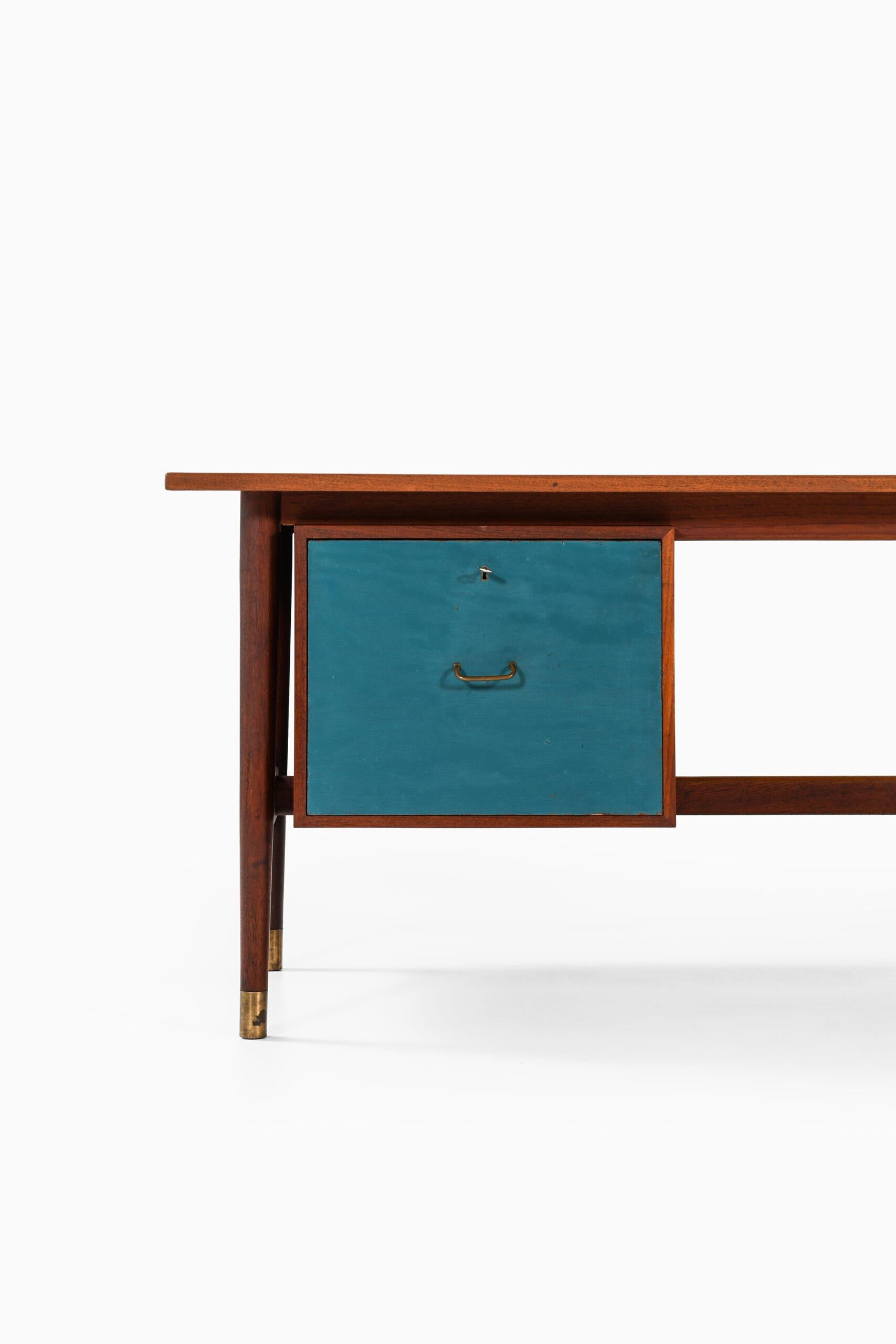 Rare freestanding desk in the style of Finn Juhl & Arne Vodder. Produced in Denmark.
Measures: Width: 170 ( 226.5) cm.