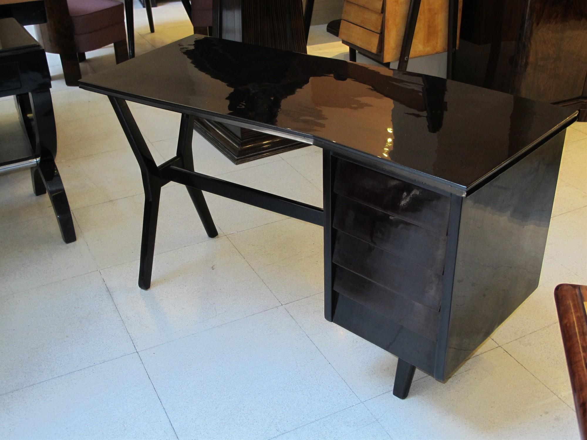 Wood desk from the 50s, Italian.

Desk 1950s 
Country: Italian
Finish: polyurethanic lacquer
It is an elegant and sophisticated desk.
If you have any questions we are at your disposal.
We have specialized in the sale of Art Deco and Art Nouveau and
