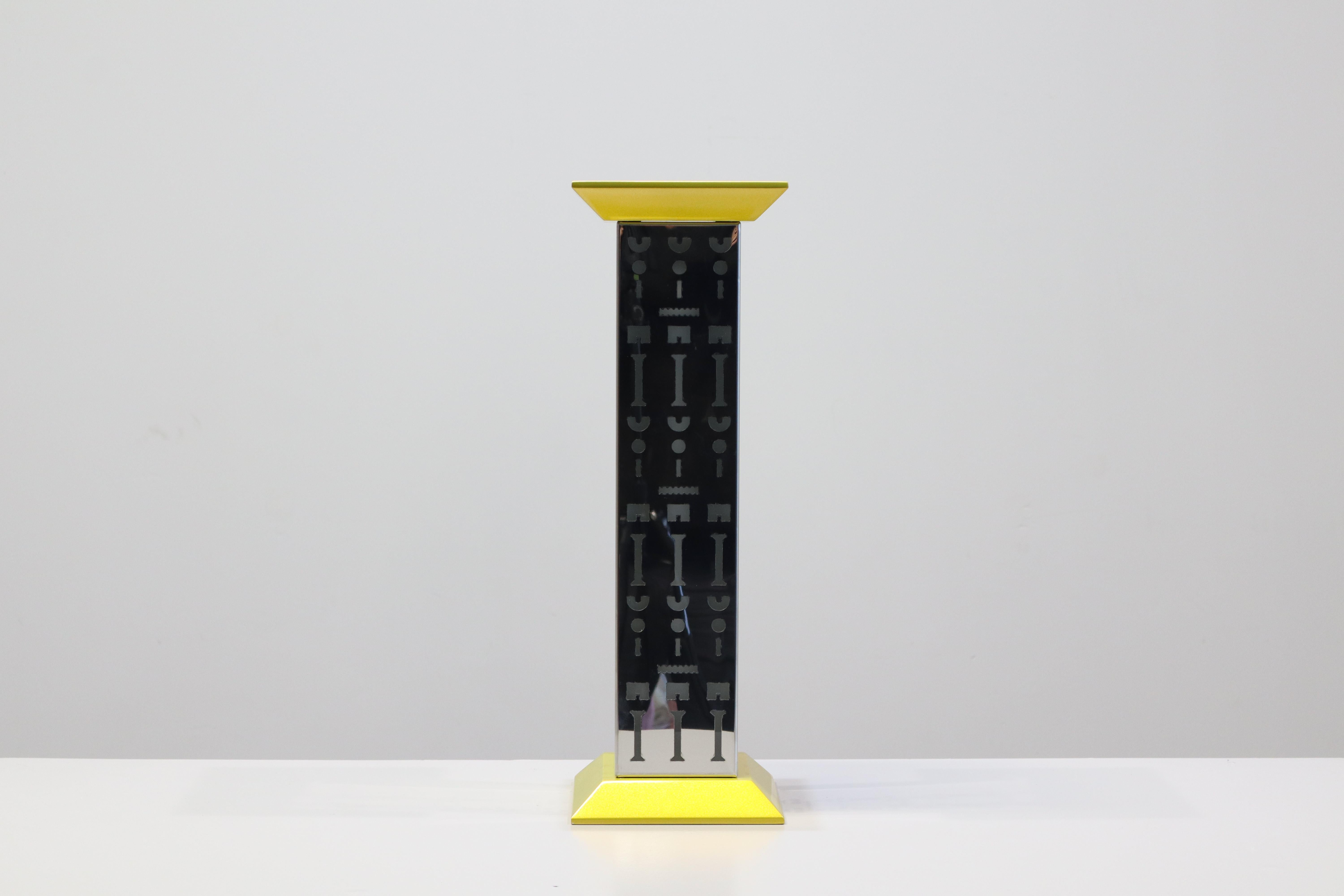 Lampada  della Collezione Ollo
Legno laccato, acciaio inossidabile, vetro satinato.
Edizione Alchimia, 1988 ca.
Bibliography:
Clémence e Didier Krzentowski, The Complete Designer's Lights II, Jrp Ringier Kunstverlag Ag, 2014.p. 340.