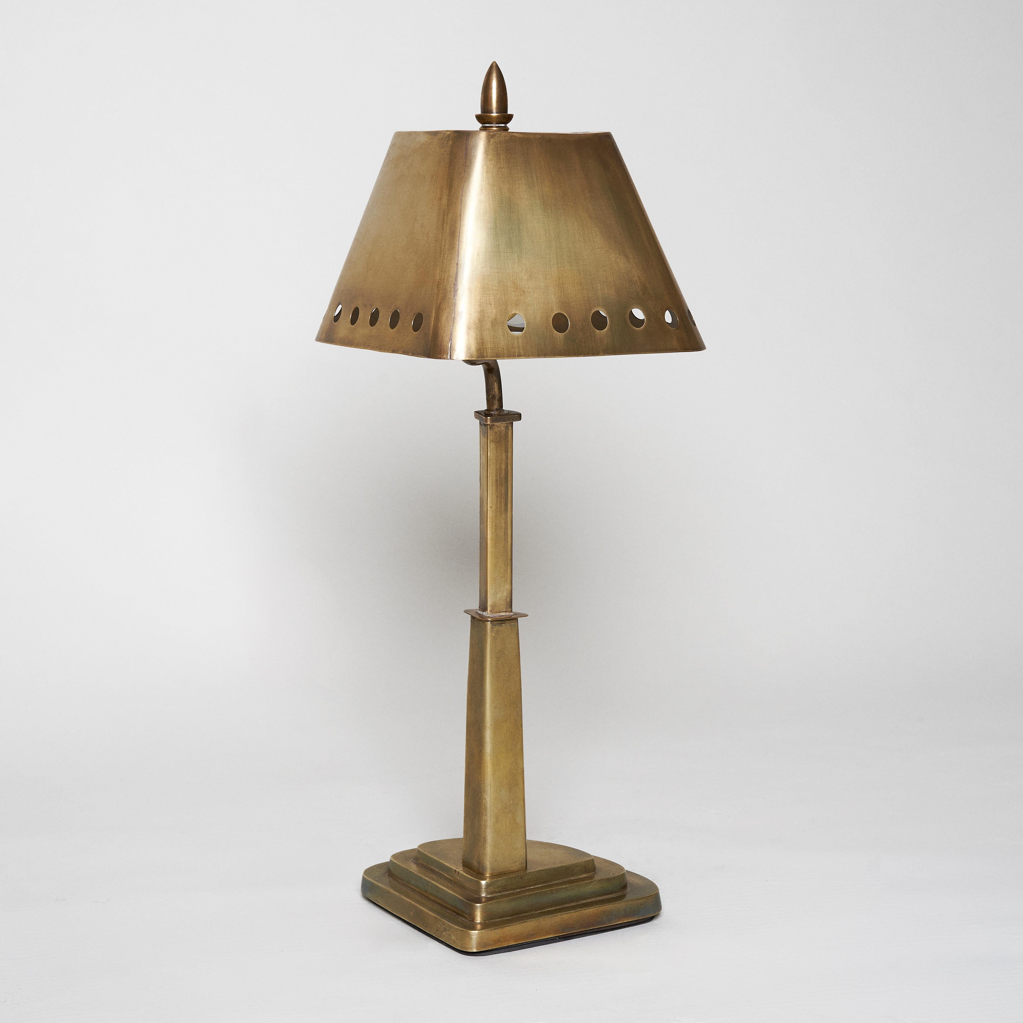Schreibtischlampe aus patiniertem, vergoldetem Messing im Stil von Jacques Quinet, 1960