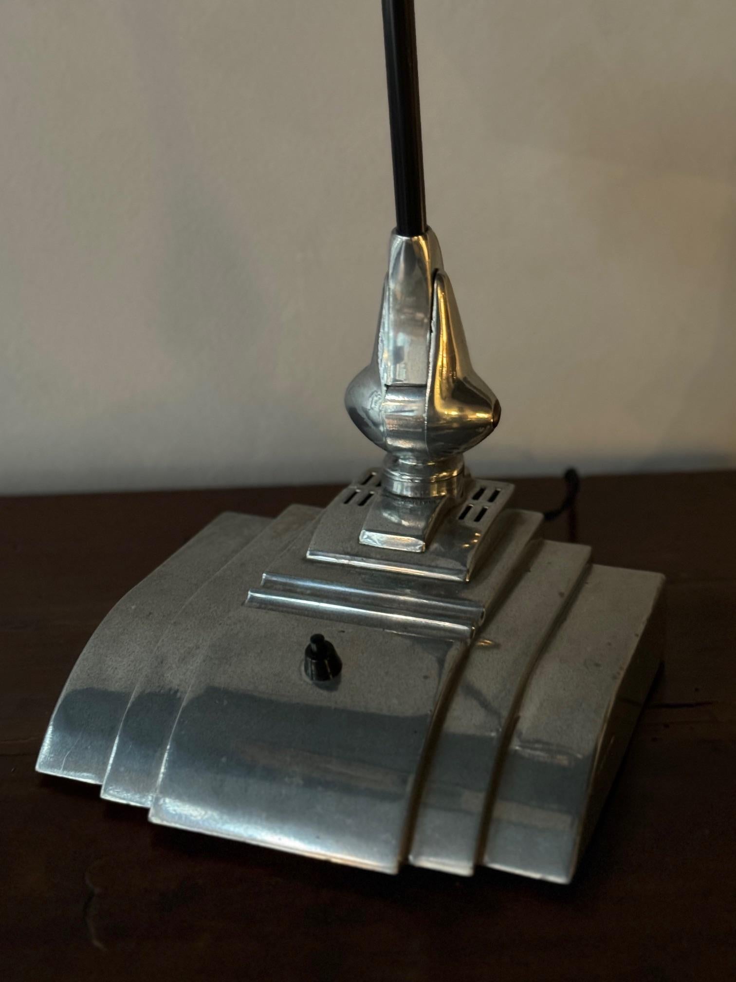 Gran Lámpara de Tareas Art Decó Americana c.1928 con bellos detalles. Detalles geométricos aerodinámicos típicos del periodo Art Déco.