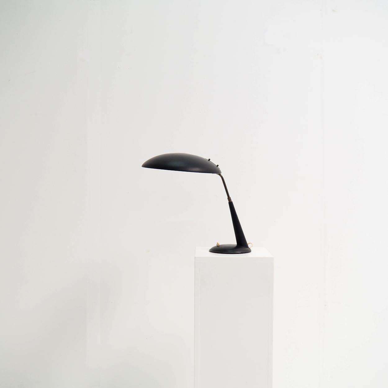 Diese schwarze Schreibtischlampe, die Christian Dell für Kaiser Leuchten entworfen hat, bringt einen Hauch von Bauhaus-Eleganz in Ihr Zuhause.

Ob auf einem Schreibtisch, einer Kommode oder einem Nachttisch, die Kombination aus schwarzem Lack und