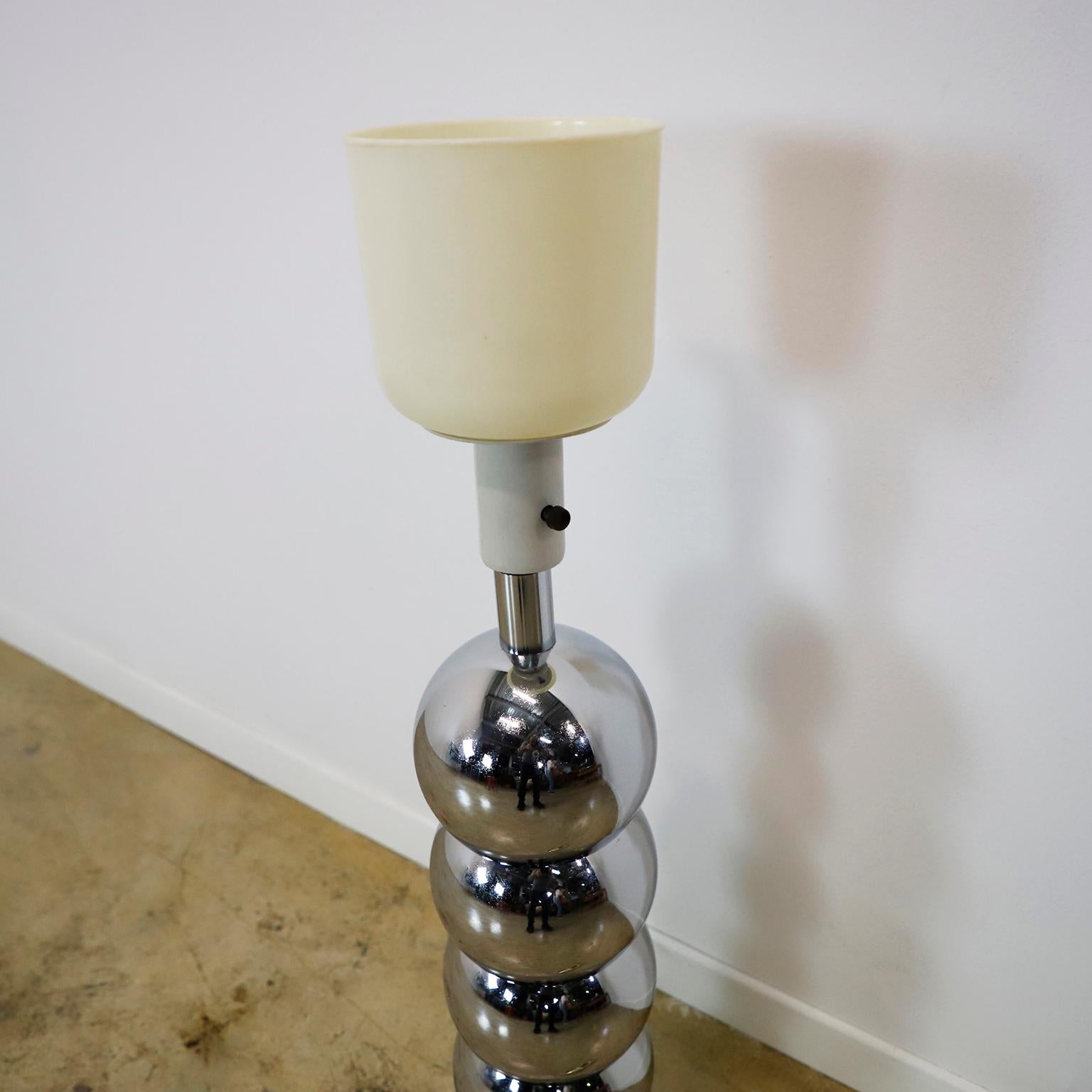 An interesting chrome-plated big size table lamp attributed to Lightolier, circa 1960s.