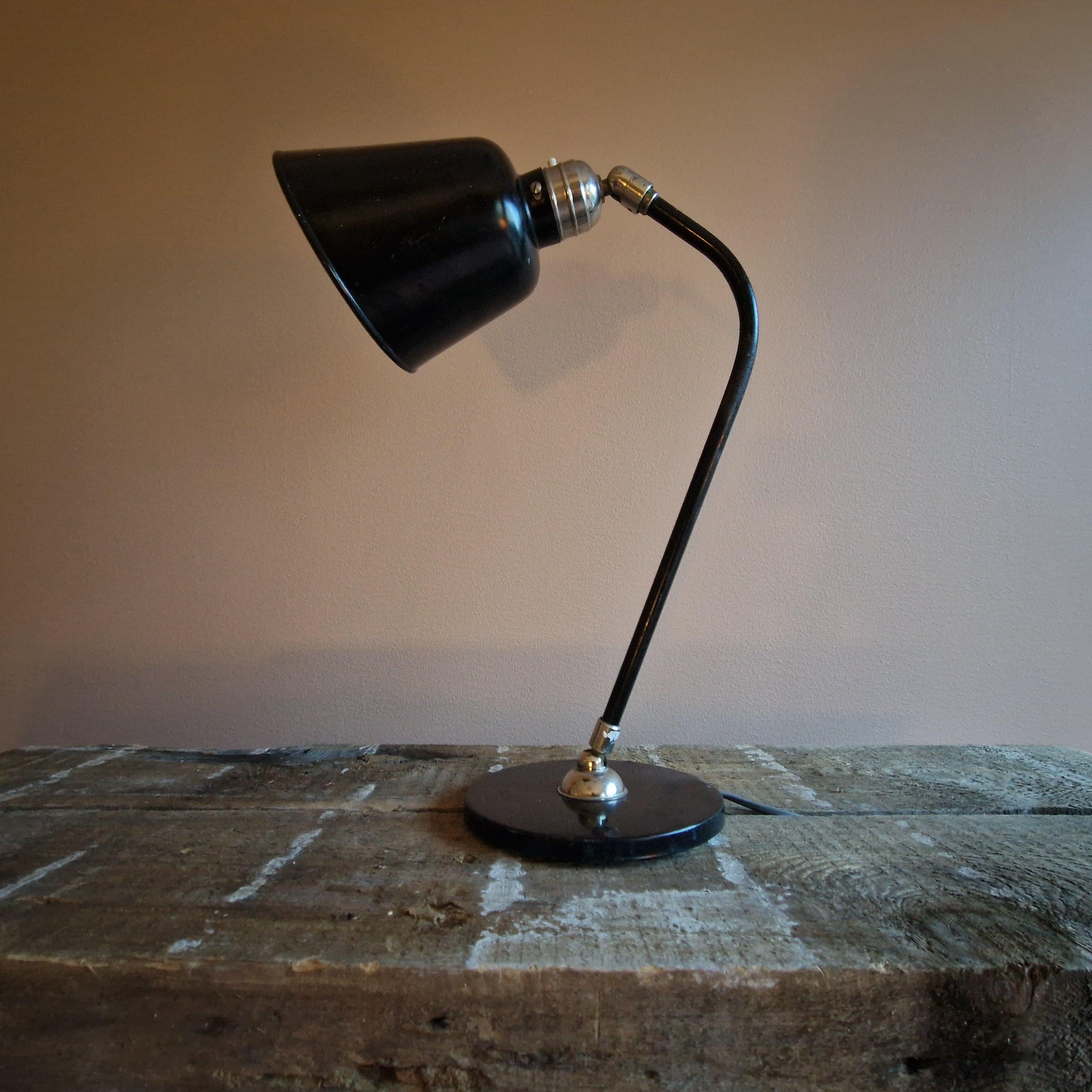 Eine moderne Schreibtischlampe, die Christain Dell zugeschrieben wird. Hergestellt für Bünte und Remmler. Bauhaus. Produziert in Deutschland in den 1930er Jahren.

Insgesamt guter Zustand. Sichtbare Gebrauchsspuren. Es fehlt die Bodenplatte.