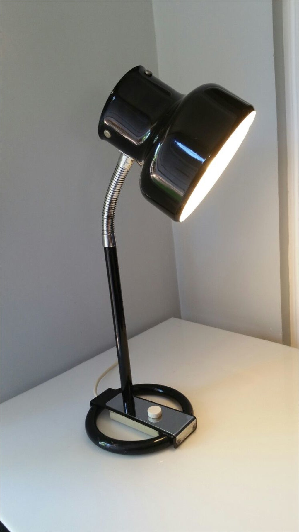 Von Anders Pehrson in den 1960er Jahren entworfene Lampe in einem sehr ungewöhnlichen Tischmodell mit einem flexibel verstellbaren Kopf. In Chrom und Schwarz.