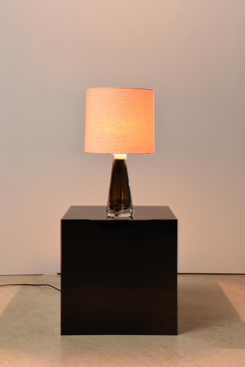 Carl Fagerlund desk lamp for Orrefors, Sweden, 1960s, in brown taupe crystal. Signed on the bottom. Lamp shade in silk. Height of the crystal vase is 21cm.