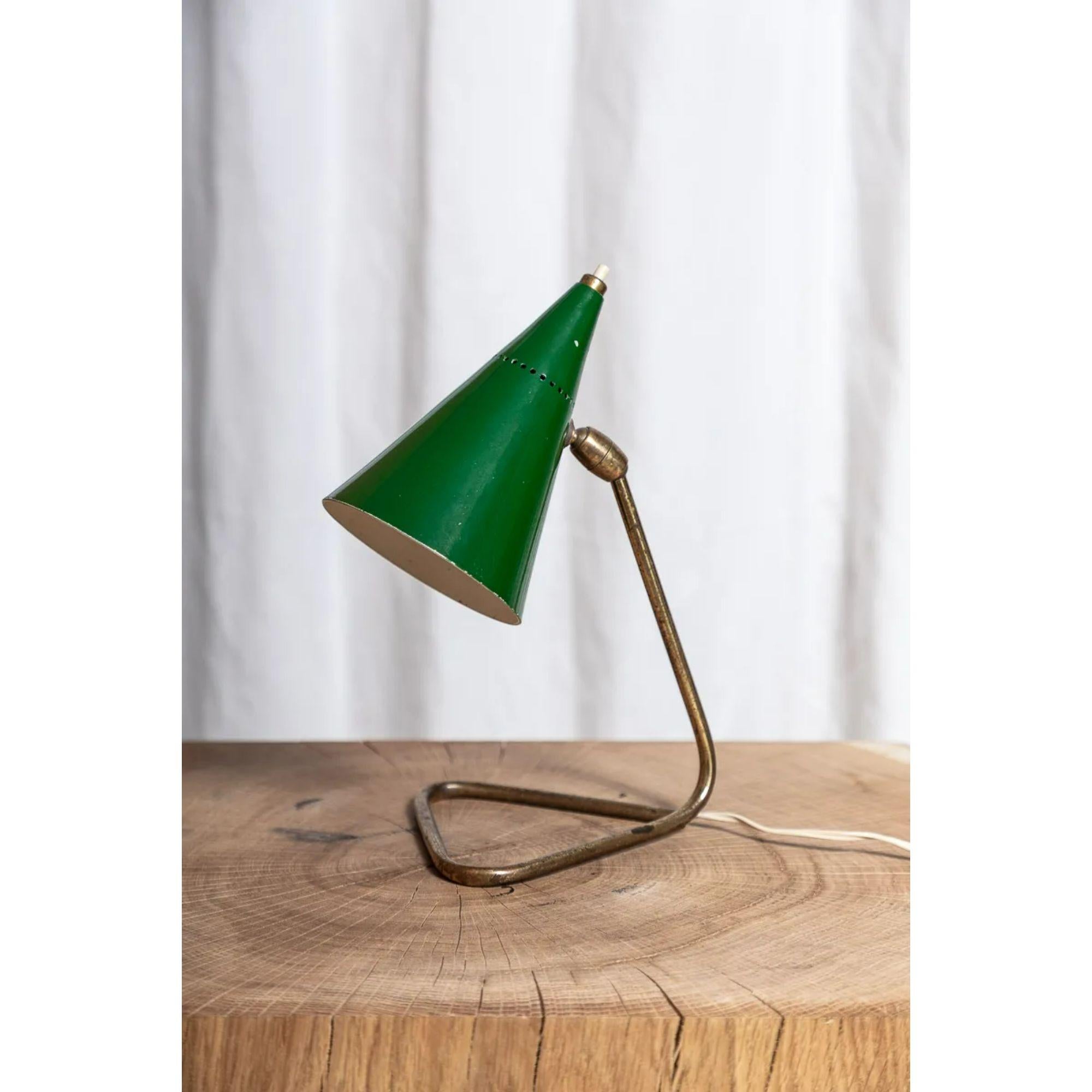 Desk lamp by Gilardi and Barzaghi, circa 1954.

'Cocotte' desk lamp by Gilardi & Barzaghi c.1954 gilt brass tubular base and green lacquered shade. 

Published: Domus 298 (september 1954)

Dimensions: H 27cm x W 15cm x D 15cm.