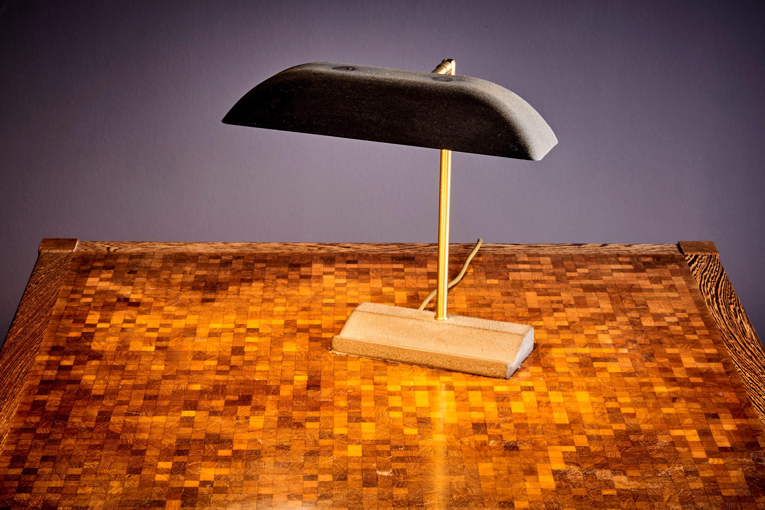 Diese Vintage-Schreibtischlampe von Hillebrand aus den 1960er Jahren zeichnet sich durch ihr schlichtes und klares Design aus. Der gebogene Metallschirm sorgt für konzentriertes Licht, das sich perfekt für Arbeitsbereiche eignet. Die Lampe steht auf