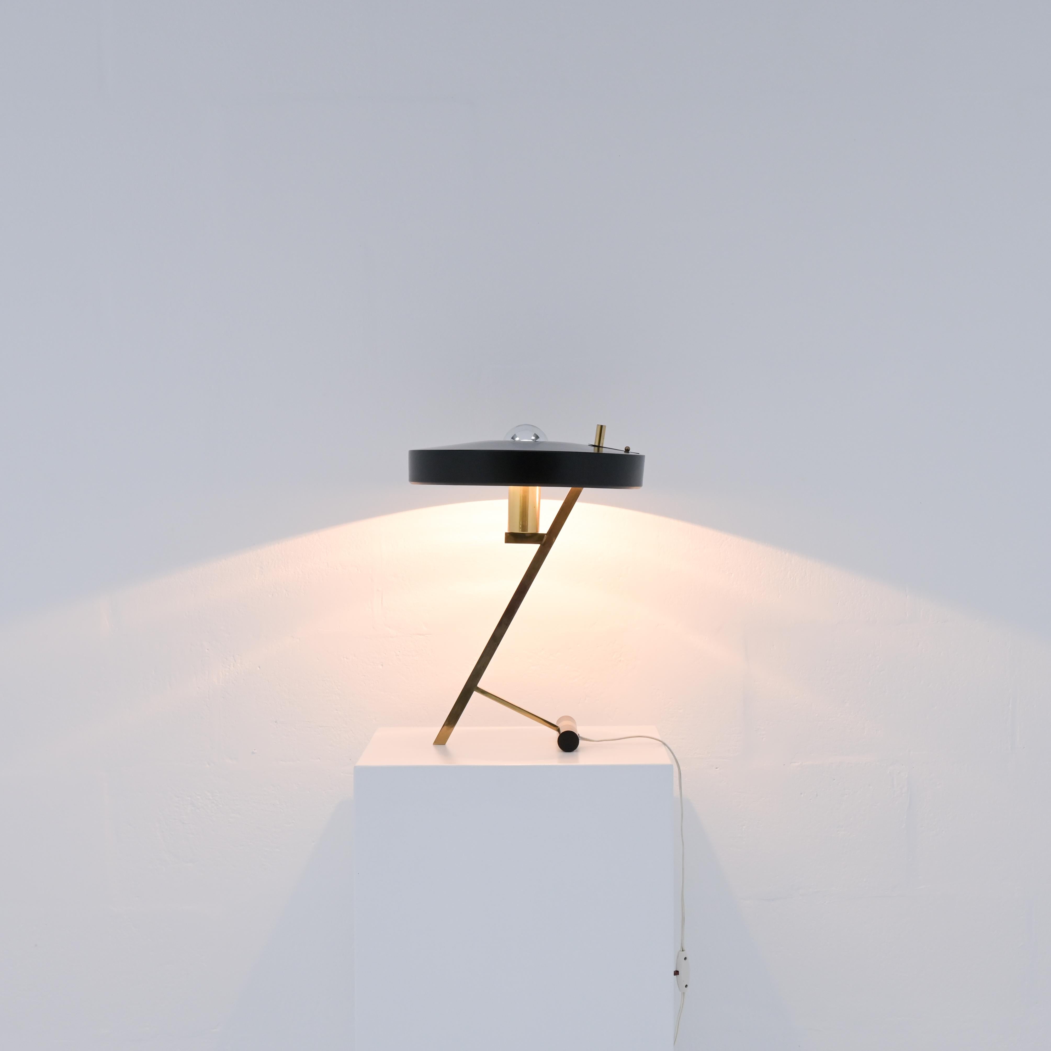 Esta icónica lámpara de escritorio fue diseñada por Louis Christiaan Kalff para Philips Eindhoven en 1955. Tiene una pantalla negra y un marco de latón.
Esta lámpara de escritorio está en muy buen estado. La pantalla negra está relacada. Echa un