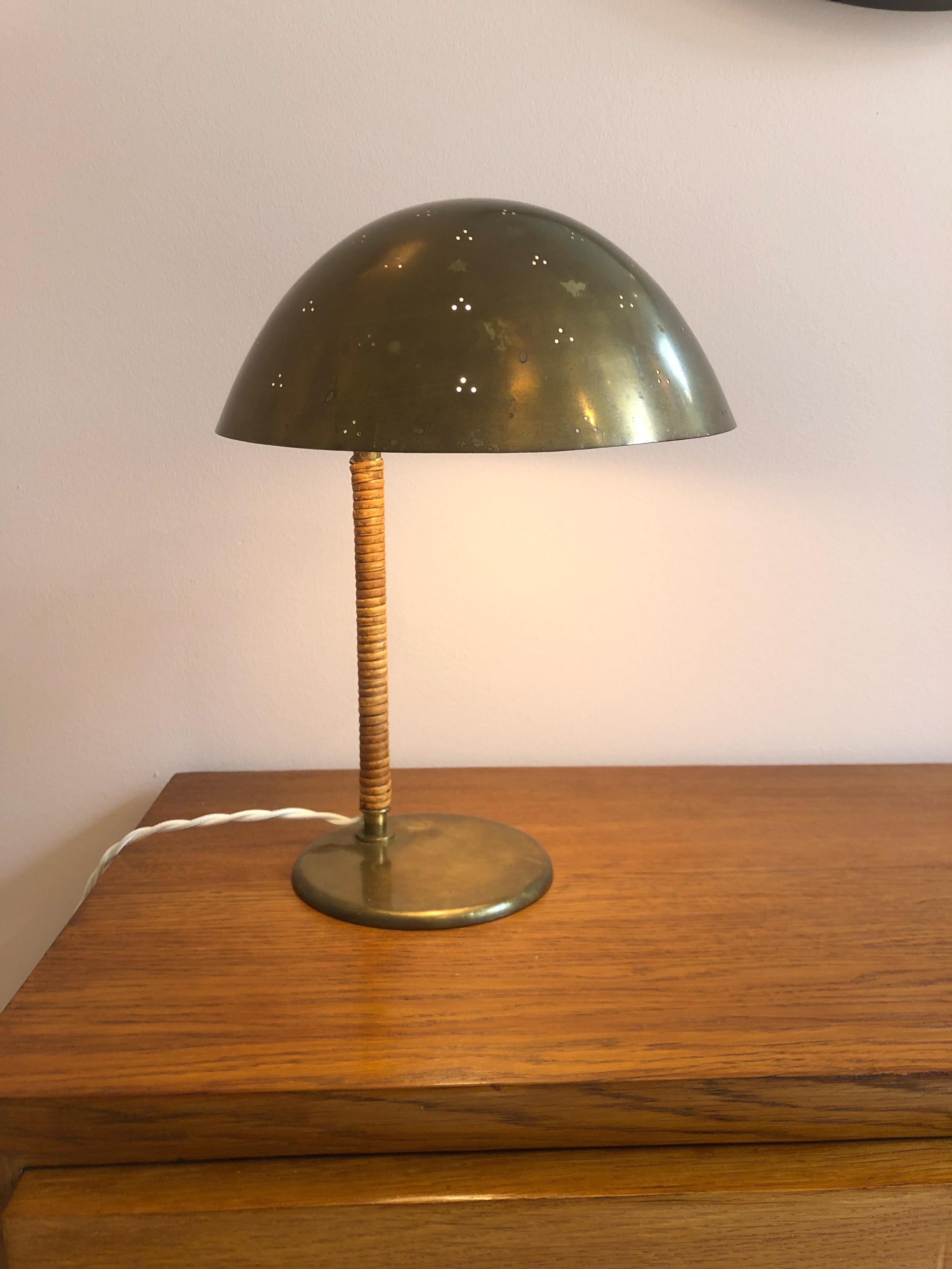 Une lampe de bureau très recherchée et emblématique du pionnier du design/One scandinave, Paavo Tynell. Le modèle 9209, surnommé 