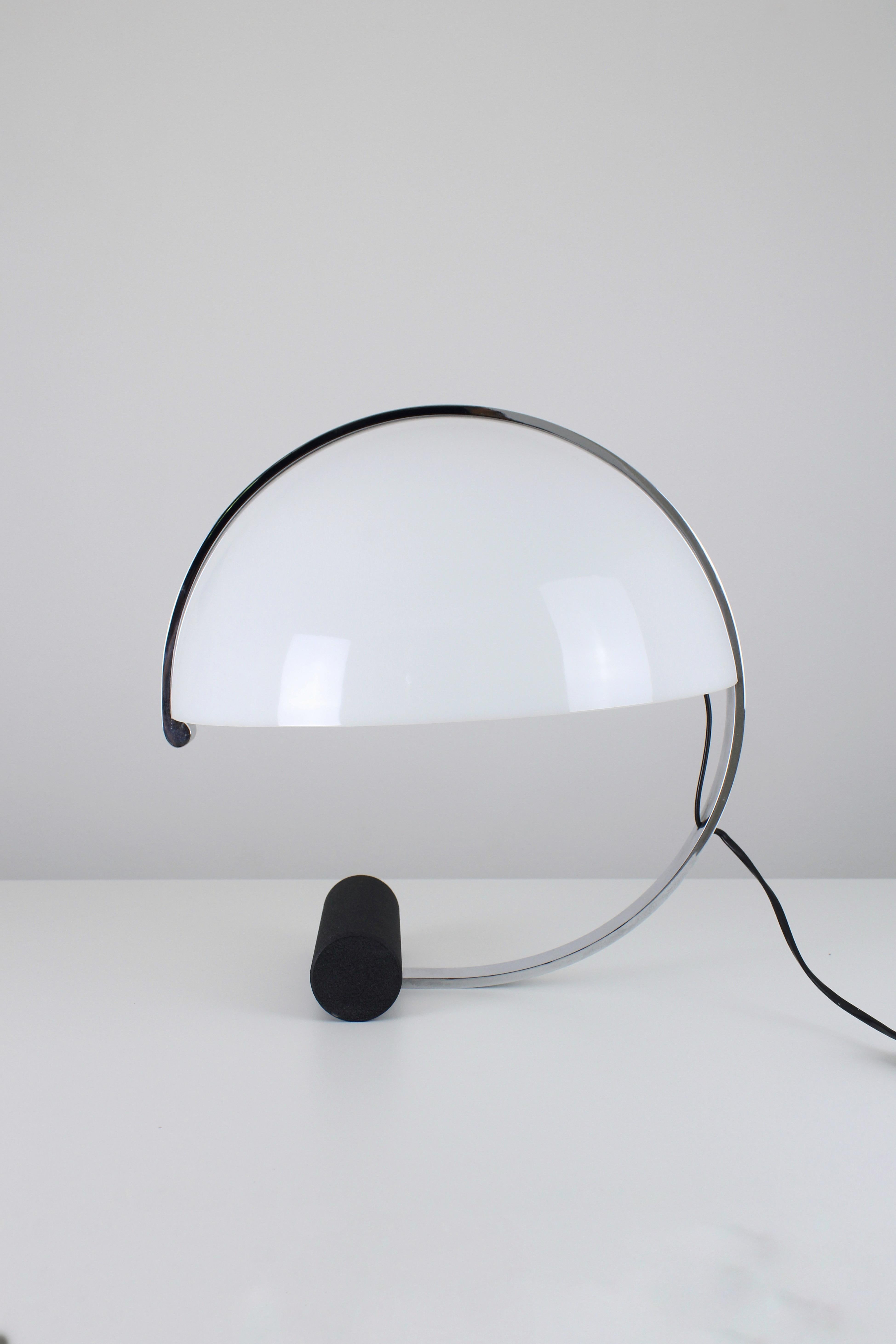 Stunning desk lamp designed by Stilnovo for the Dutch company Artimeta in the 1970s.
The design of this lamp consists of a round chrome rod holding a white perplex shade. A good example of high quality and fine Italian design. Original and in very