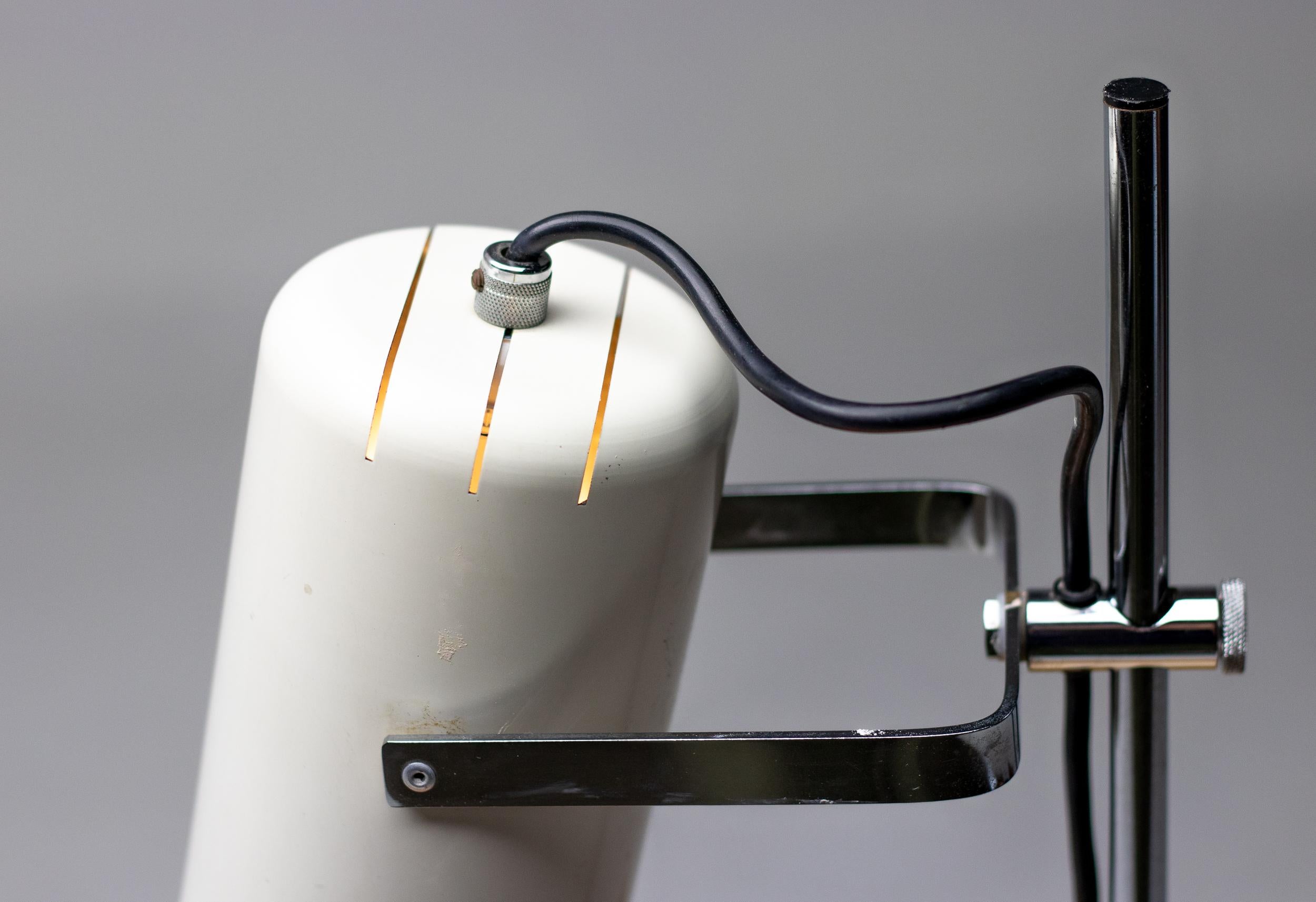 Adjustable desk lamp by Stilnovo.
Stilnovo, a hallmark of the mid-20th-century Italian design movement, seamlessly marries form and function. Emerging in the post-World War II era, Stilnovo reflect an avant-garde approach to lighting design.