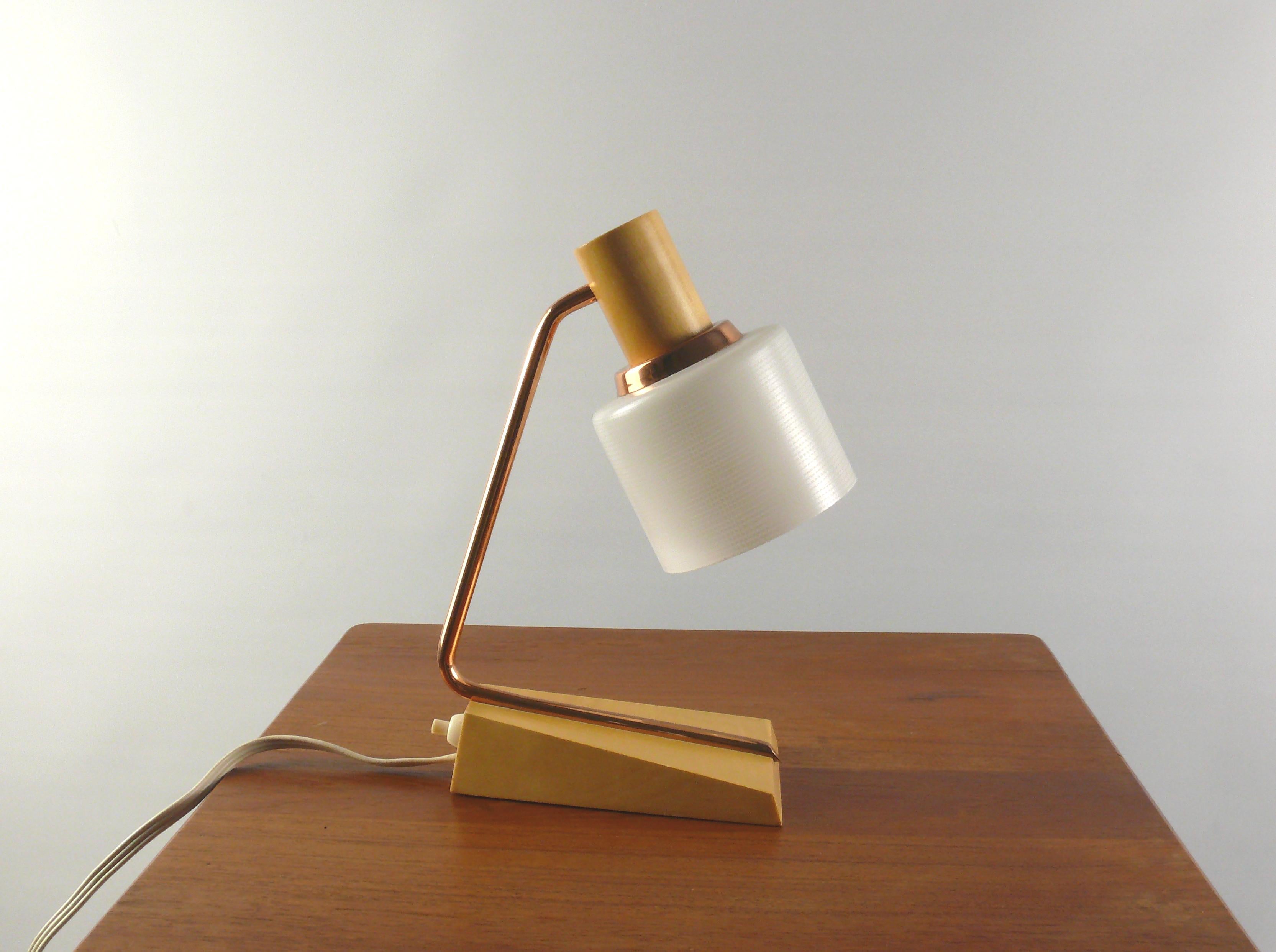 Very well preserved table lamp from the 1960s by TEMDE in Scandinavian style with a wooden base and wooden glass holder. The structured opal glass shade gives a beautiful, glare-free light. The copper arm is inserted into the wedge-shaped maple wood