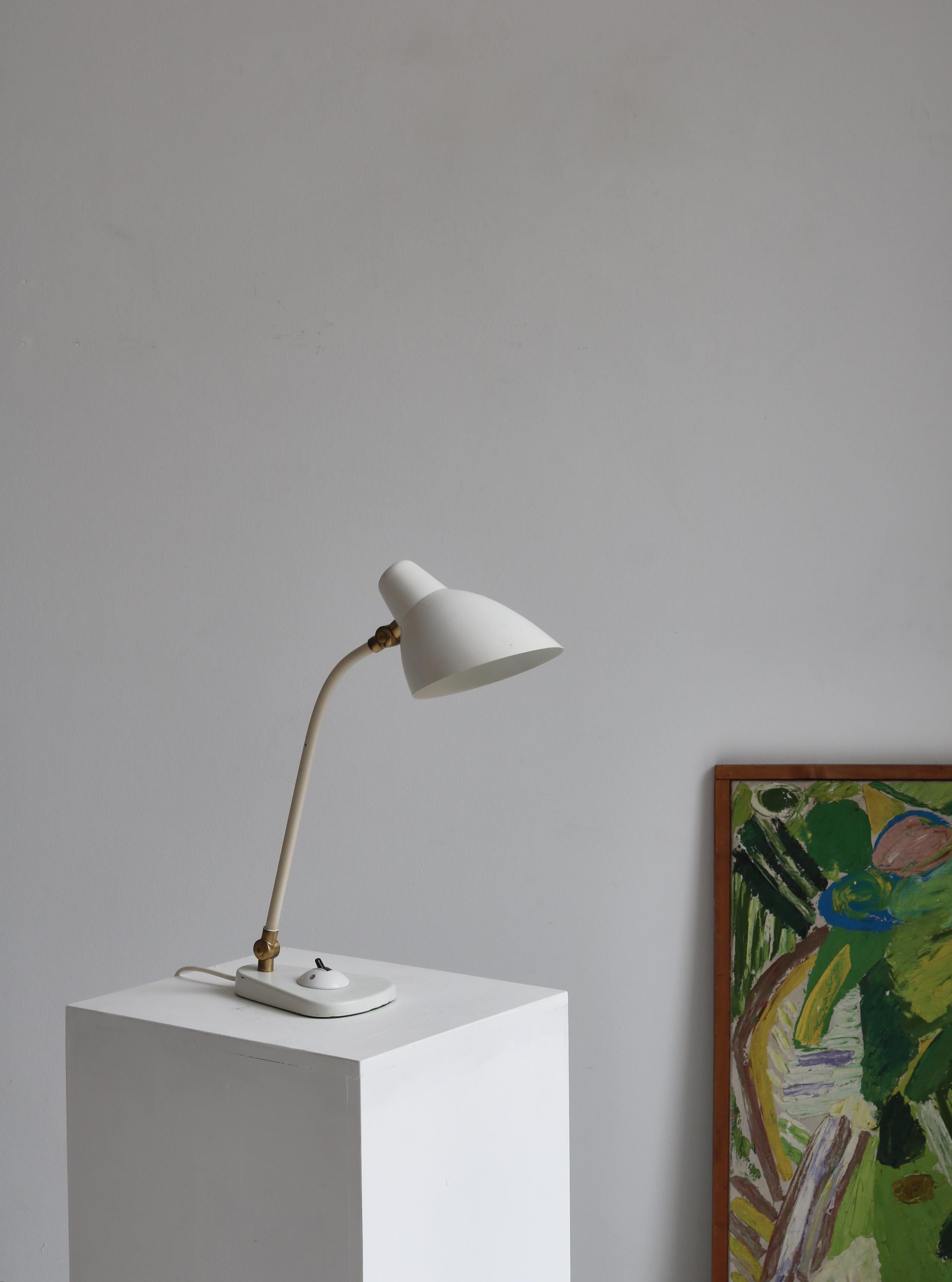 Functionalist desk lamp designed by Danish Architect Vilhelm Lauritzen in the late 1940s. Made for 