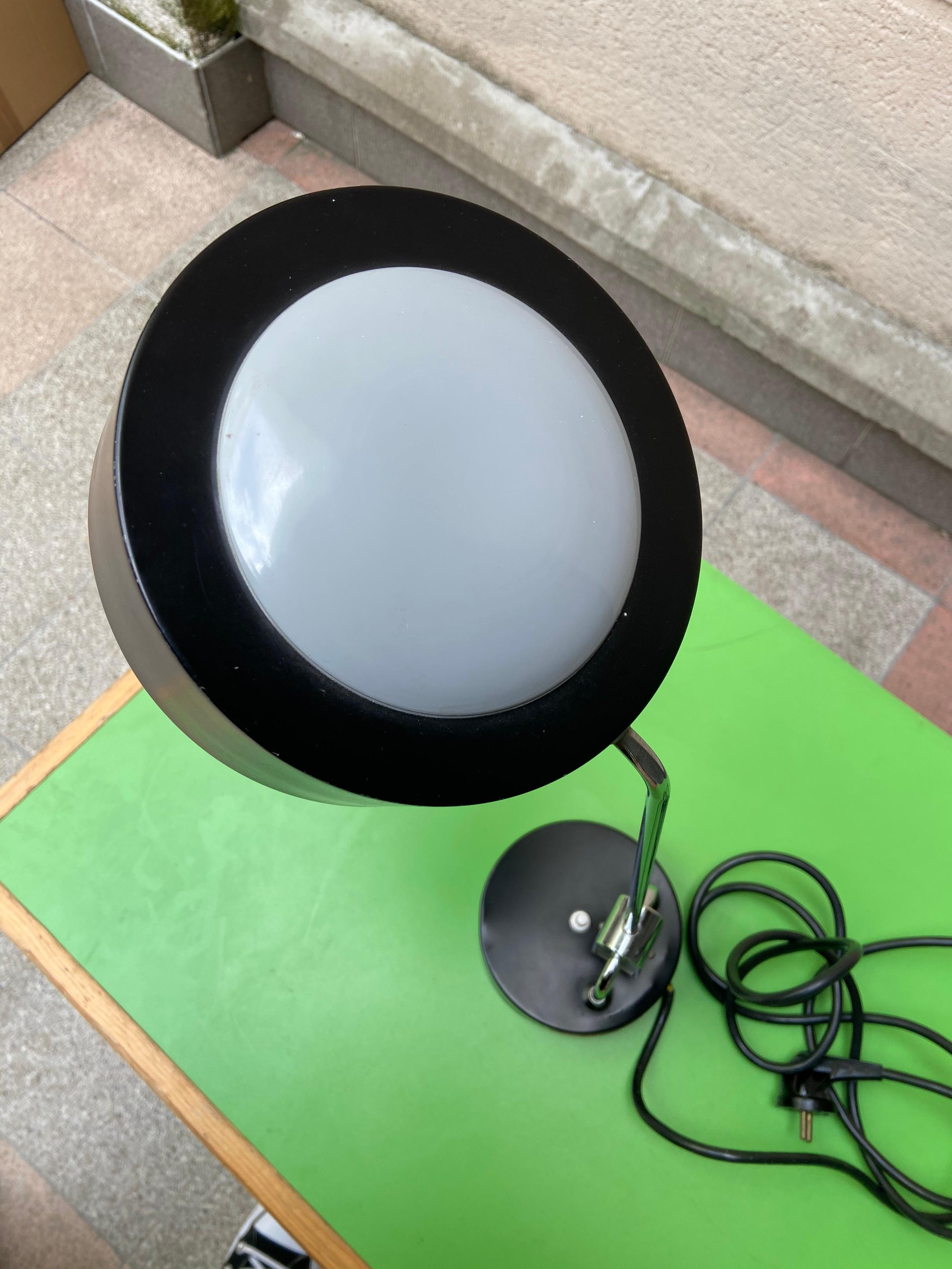 Desk lamp, Charlotte Perriand
Jumo edition
Chromed and matte black lacquered metal, white reflector, two ball joints, circular base.
Original wiring, works.
Bayonet socket. Cast iron base,
Circa 1940
Measures: H 50 x D 17.5
290€.