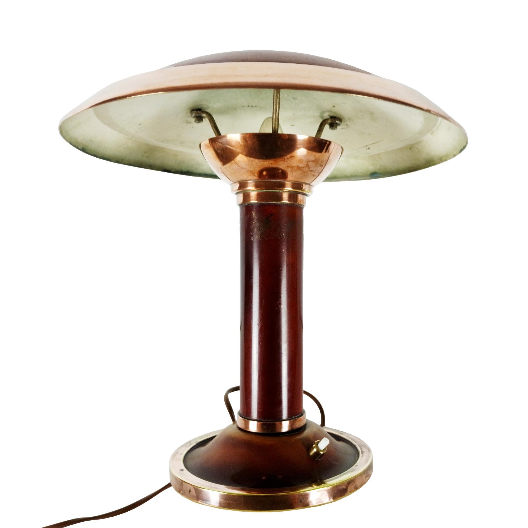 Art Deco desk lamp for liners in lacquered steel and copper-plated brass.

Model “Eloctra” by Georges Halais.

France 1933