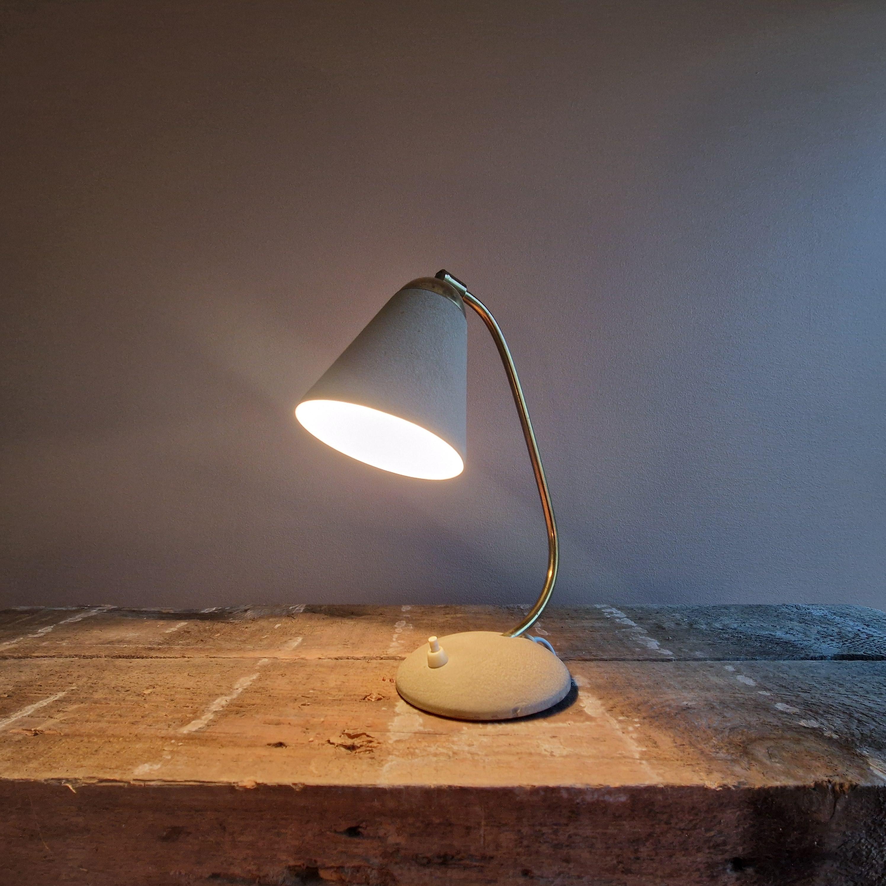 Erik Wärnå desk lamp. model 40, Värnamo, Sweden. 1950's.
The condition is consistent with age. With signs of wear and tear.

