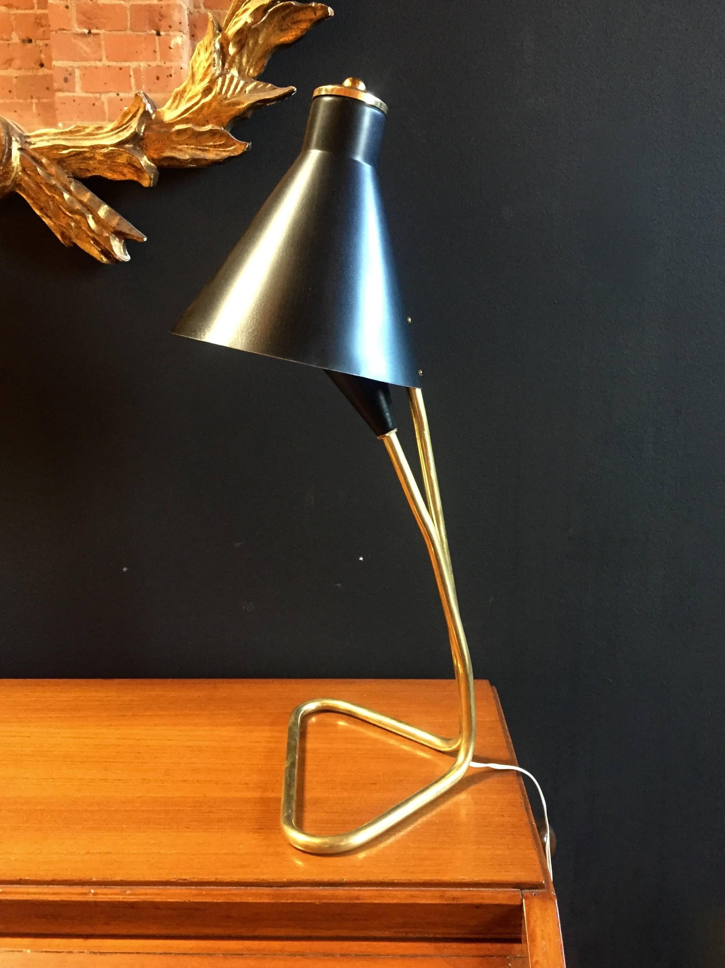 Elegant and linear desk lamp in brass with particular double dome in dark blue metal.