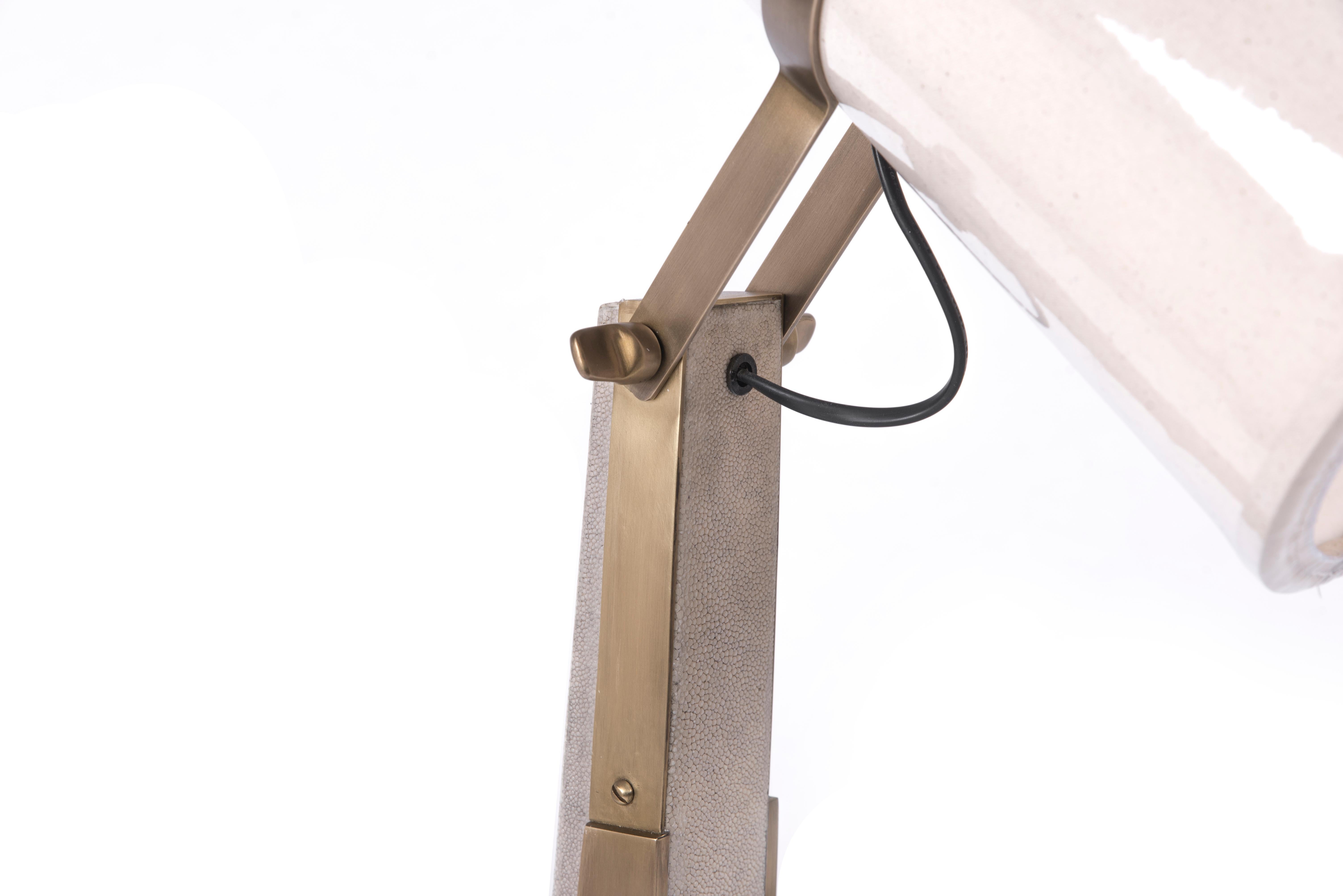 Schreibtischlampe aus cremefarbenem Chagrin und bronzefarbenem Patina-Messing von R&Y Augousti (Art déco) im Angebot