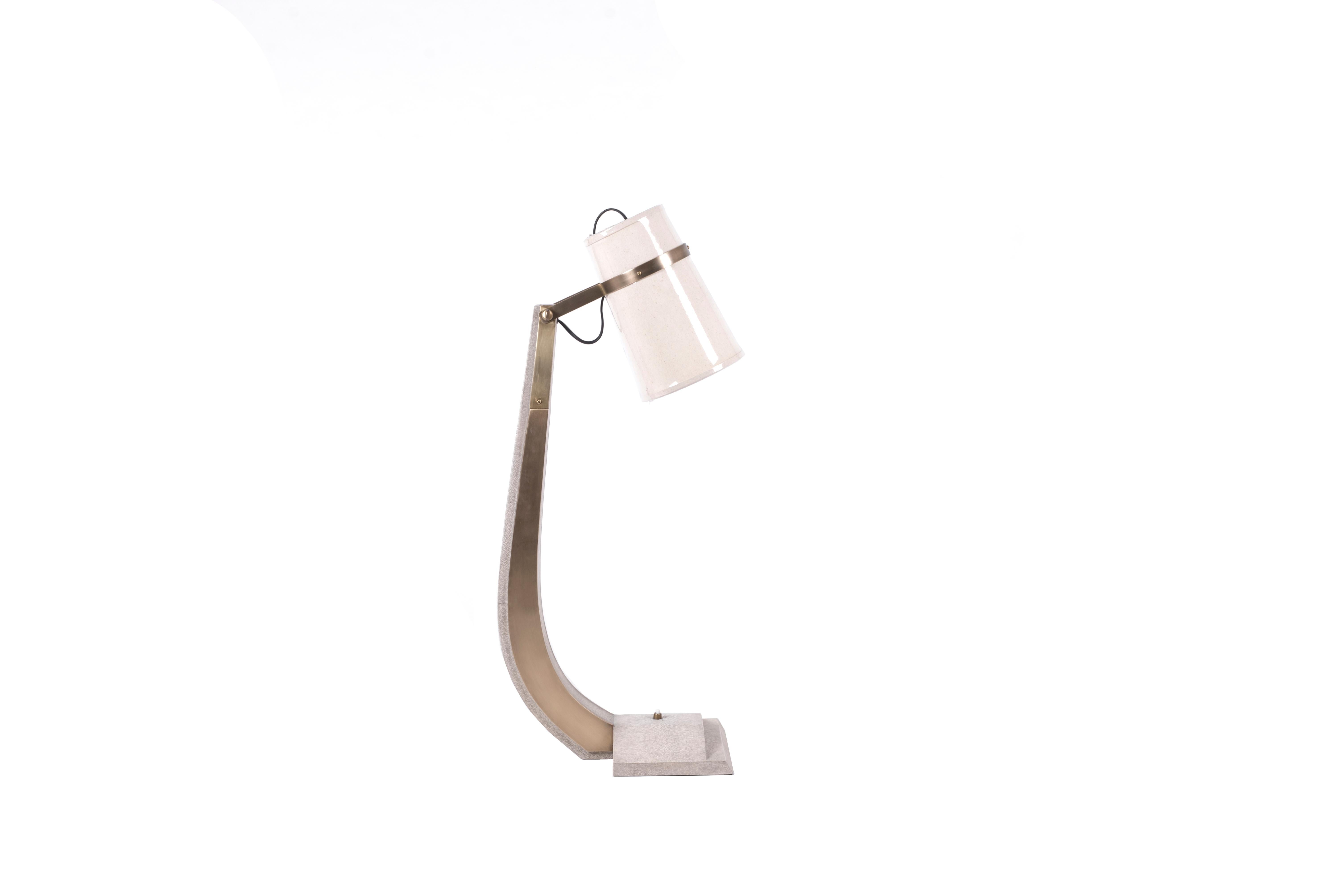 Schreibtischlampe aus cremefarbenem Chagrin und bronzefarbenem Patina-Messing von R&Y Augousti im Zustand „Neu“ im Angebot in New York, NY