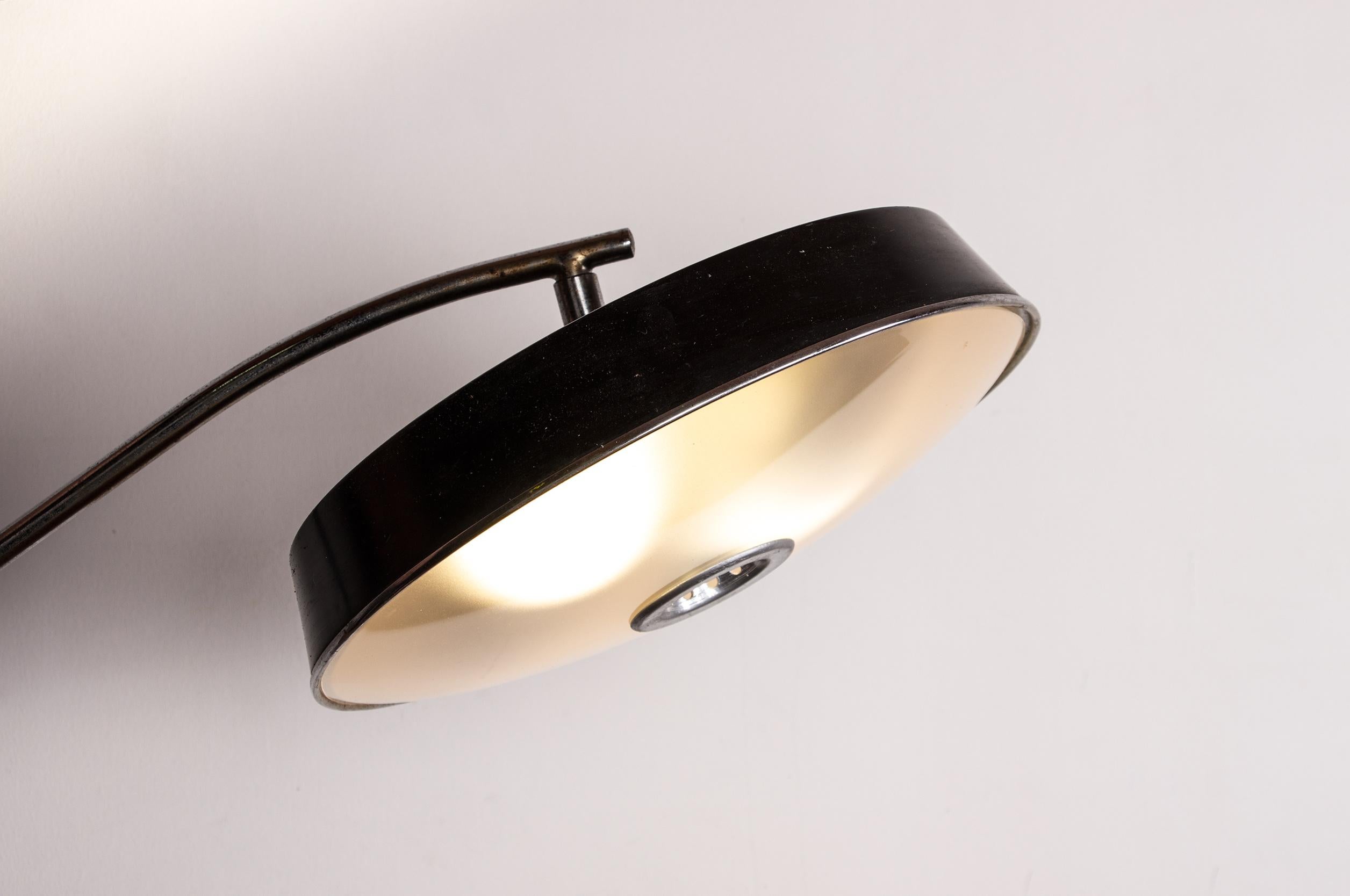 Milieu du XXe siècle Lampe de bureau en teck et métal laqué noir President Model by Fase 1960. en vente