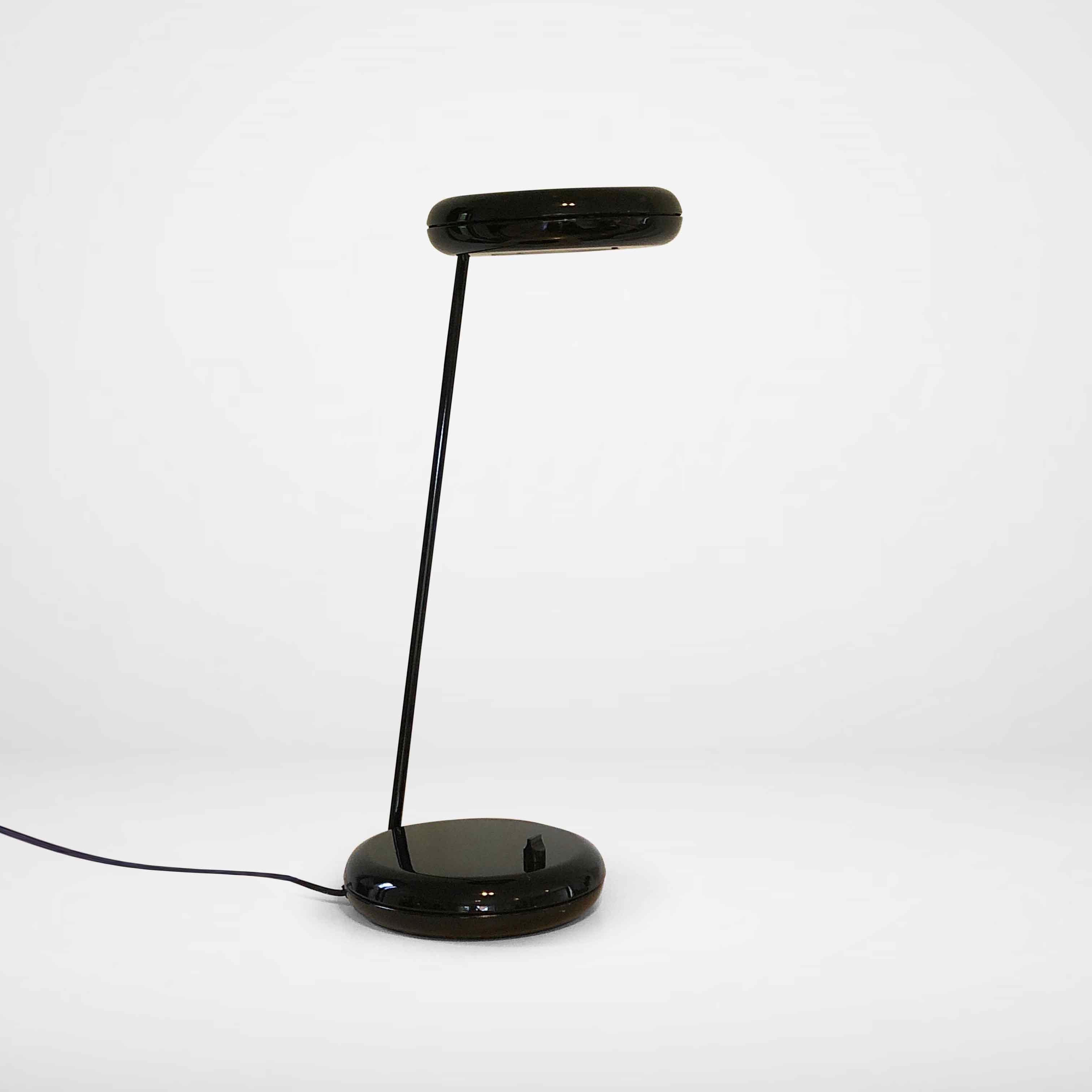 Schwarze Schreibtischlampe im Stil von Bruno Gecchelin. Der Arm und der Schirm können in verschiedene Positionen gedreht werden, so dass Sie immer optimales Licht genießen können. Da die Lampe dimmbar ist, können Sie sie als Stimmungslicht oder