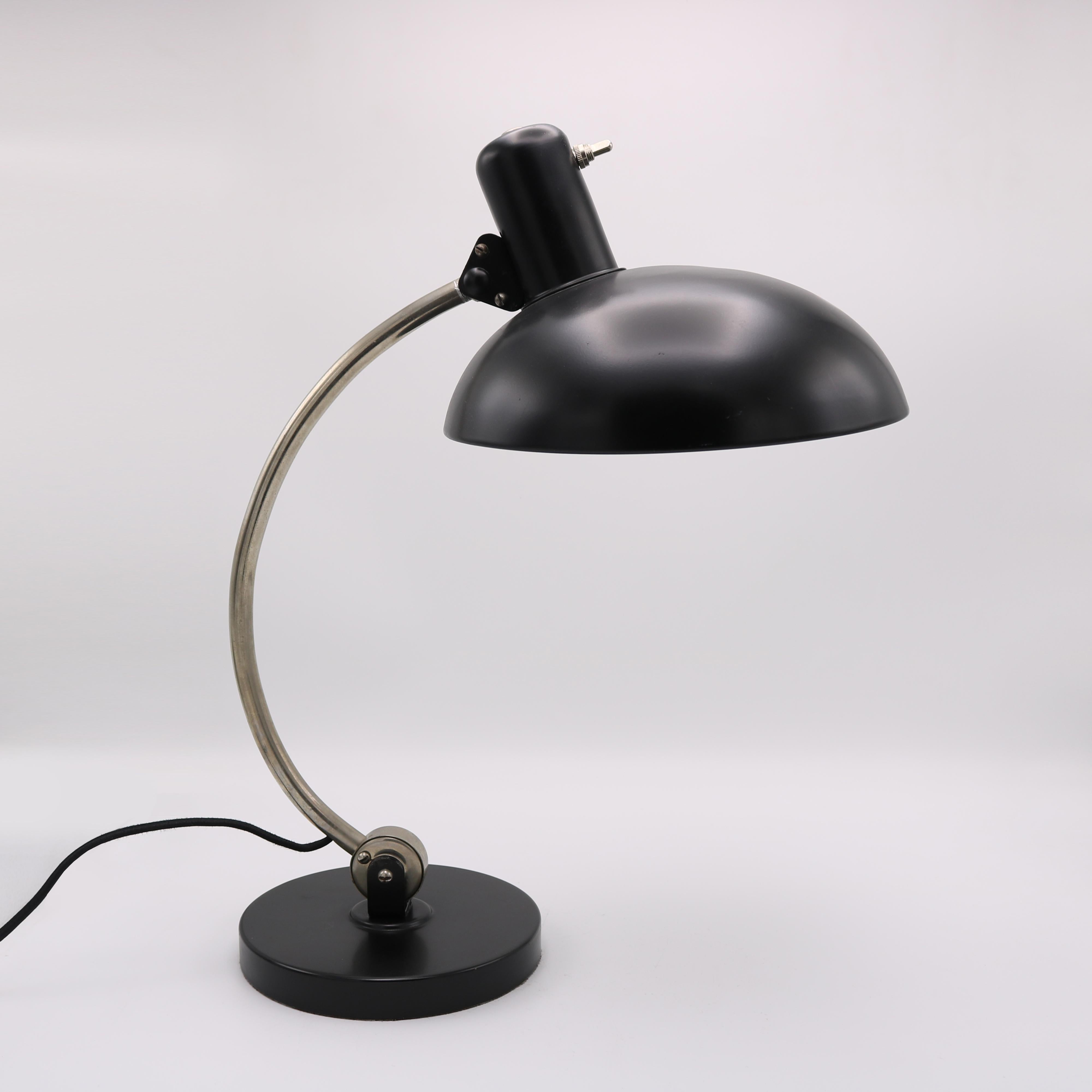 Schreibtischleuchte im Stil von Christian Dell, dem ehemaligen Leiter der Metallwerkstatt am Bauhaus bis zu seiner Entlassung durch das Naziregime im Jahr 1933. Die Lampe hat einen schwarz emaillierten Schirm und einen verchromten Stiel. Die Lampe