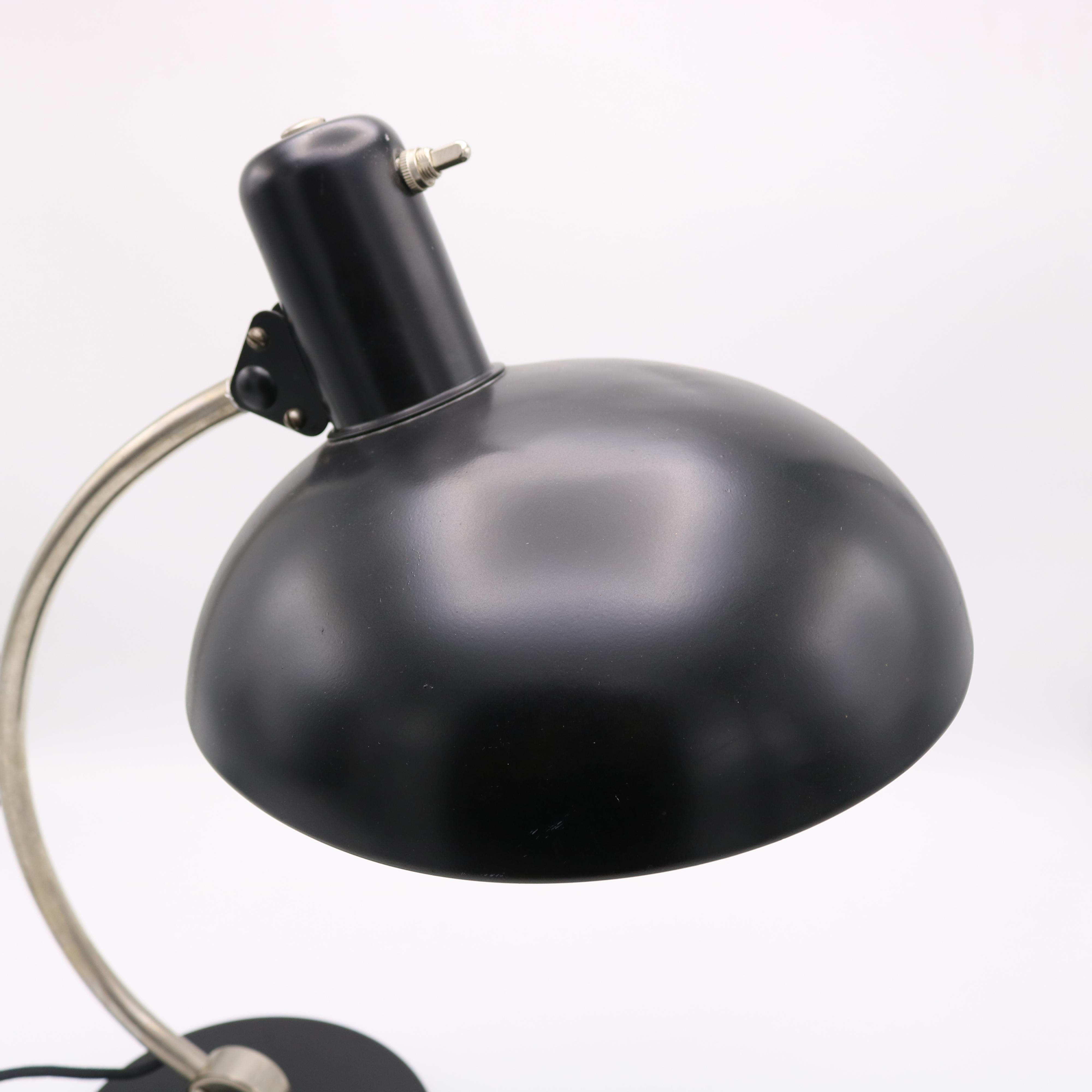 Schreibtischlampe im Stil von Christian Dell für Bros. Kaiser & Co. 20. Jahrhundert (Emailliert) im Angebot
