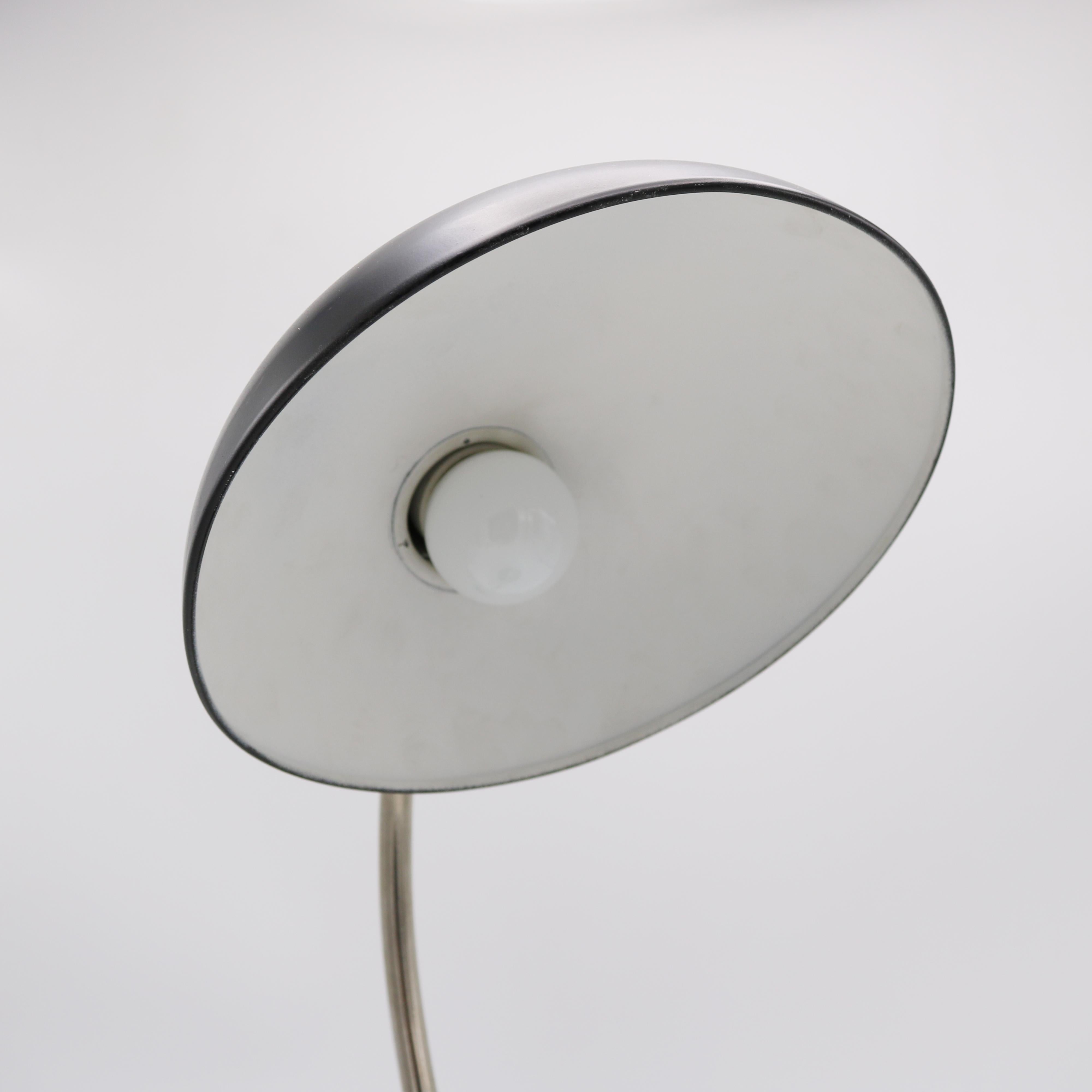 Schreibtischlampe im Stil von Christian Dell für Bros. Kaiser & Co. 20. Jahrhundert (Mitte des 20. Jahrhunderts) im Angebot