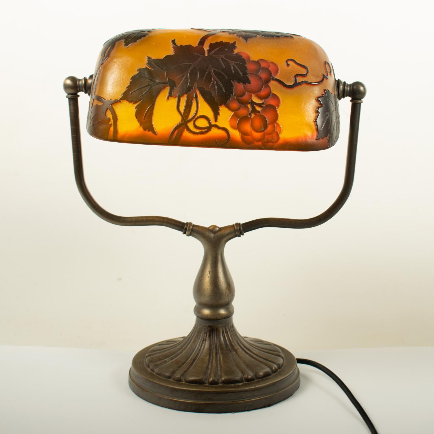 Jugendstil-Schreibtischlampe im Jugendstil im Stil von Emile GALLE mit Mehrschichtigem Glas (Radiert) im Angebot