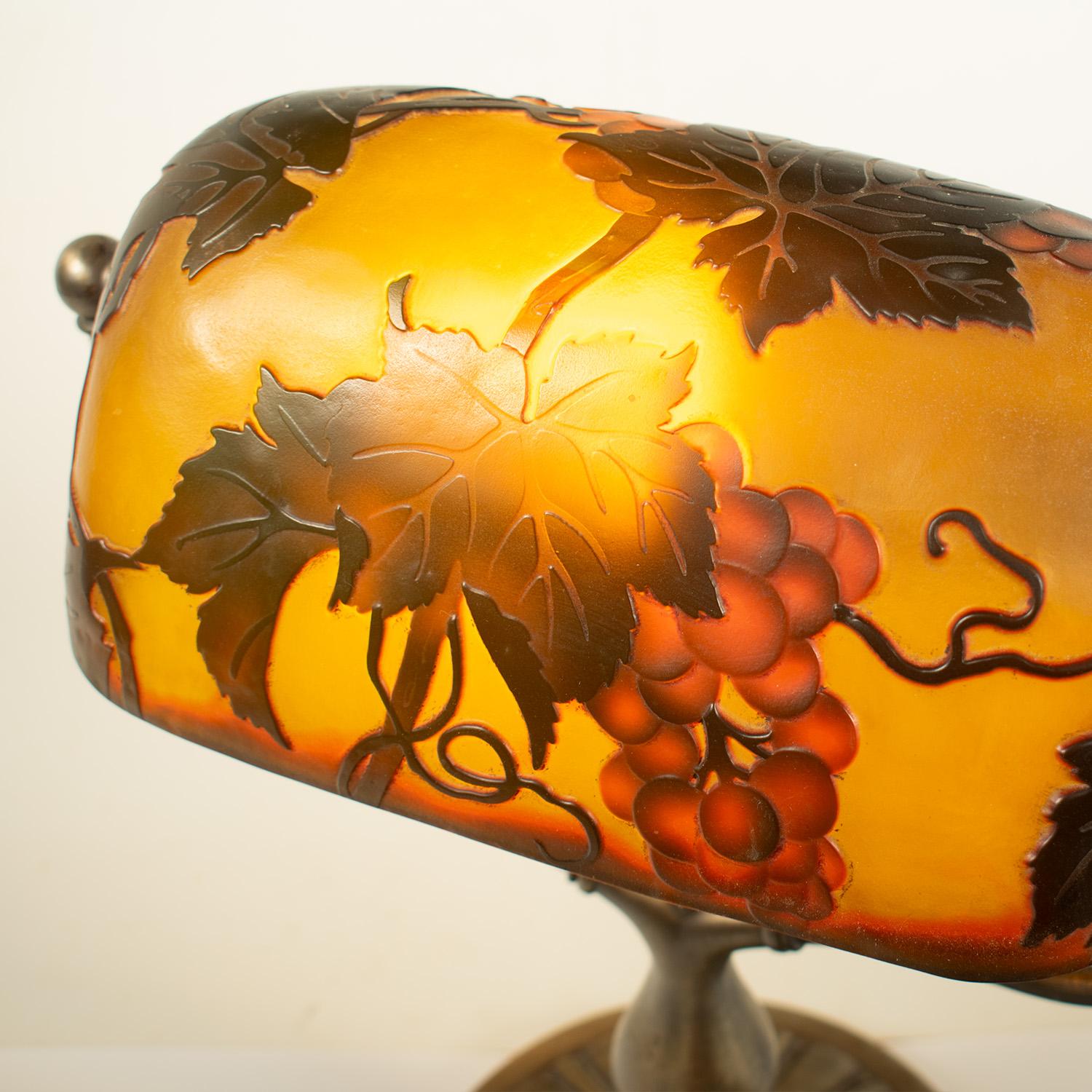 Jugendstil-Schreibtischlampe im Jugendstil im Stil von Emile GALLE mit Mehrschichtigem Glas im Zustand „Gut“ im Angebot in TEYJAT, FR
