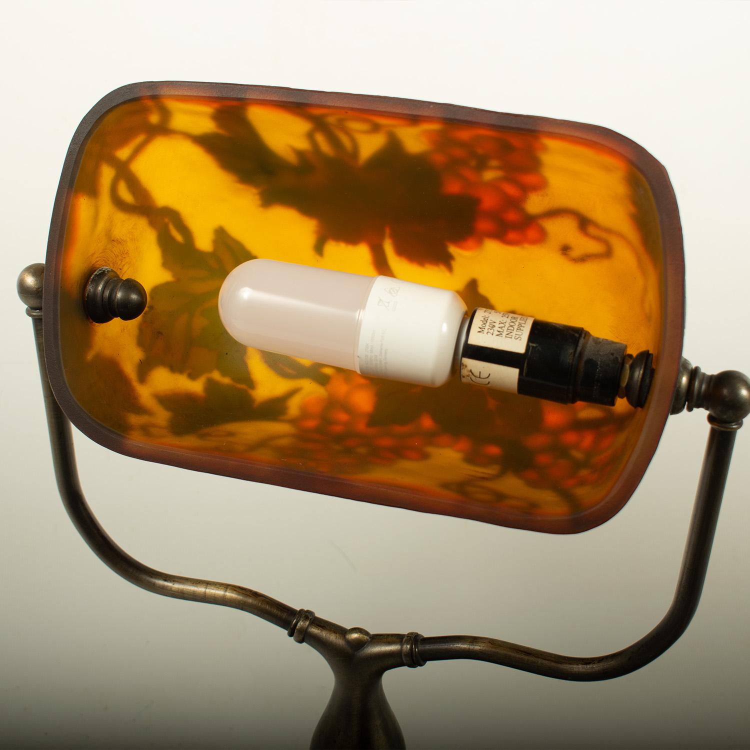 Jugendstil-Schreibtischlampe im Jugendstil im Stil von Emile GALLE mit Mehrschichtigem Glas im Angebot 1
