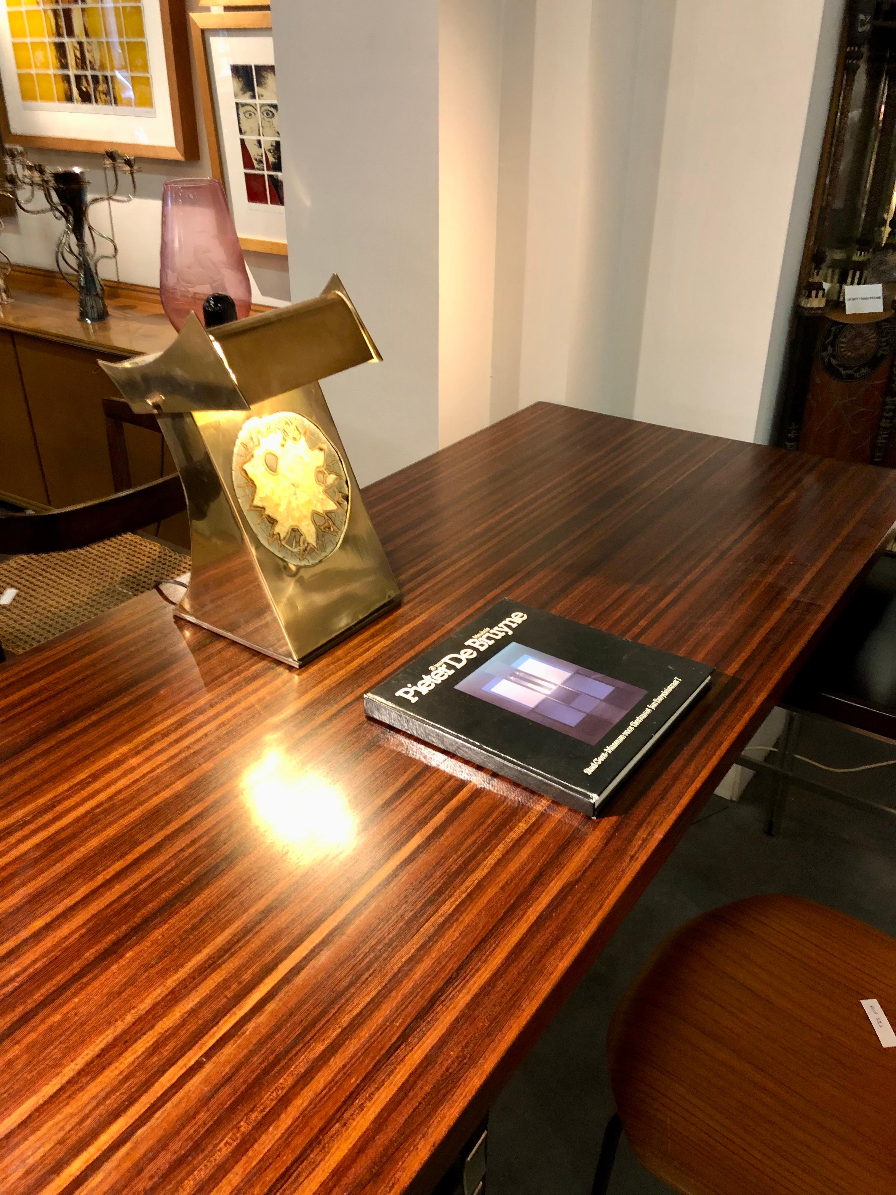 Sehr seltene Tisch- oder Schreibtischlampe aus Kupfer mit Sandstein.
Sehr gute Verarbeitungsqualität und wahrscheinlich nur in einem Exemplar hergestellt.
Das System des Ein-/Ausschaltens ist spezifisch, da man auf den oberen Teil der Lampe drücken