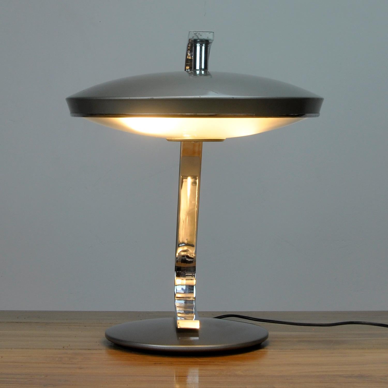 Desk lamp from the Spanish lighting manufacturer Fase.

Beautiful design in original gray with shiny chrome and frosted glass diffuser that radiates a beautiful light. Double lamp holder, suitable for 2 standard lamps. Currently wired with the