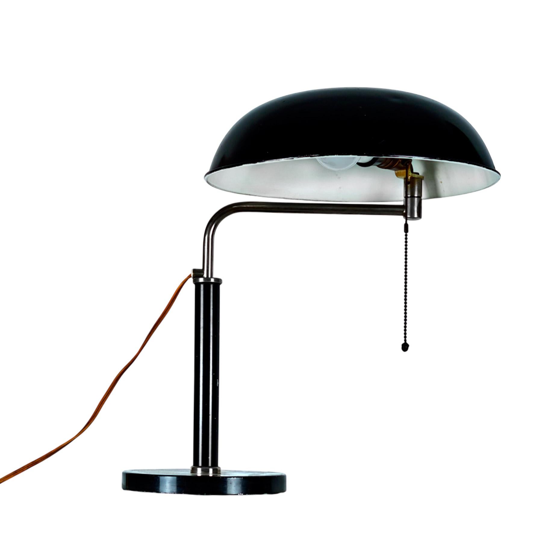 Double-adjustable Art Deco desk lamp with height regulation, in black lacquered metal and chrome-plated metal.

Model: Quick 1500 by Alfred Müller - AMBA

Switzerland, 1930.

Dimensions
cm 62/36 x 32,5 x 58/45
inches 24.41/14.17 x 12.80 x 22.83/17.72