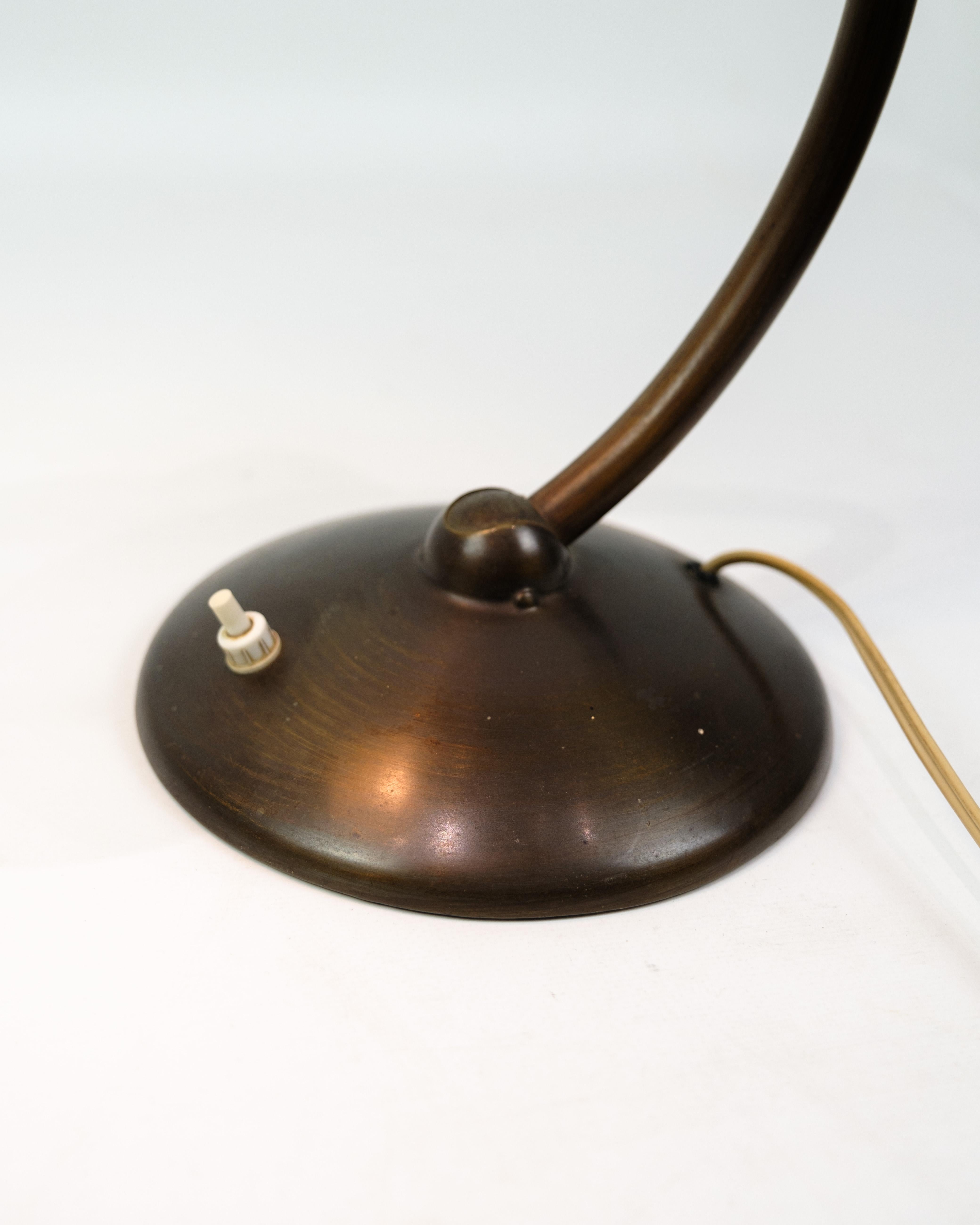 Lámpara de sobremesa de latón bruñido, probablemente de alrededor de 1940-1950. La lámpara se inspeccionará en el taller antes de la venta. Si lo deseas, podemos cambiar el cordón por un cordón de tela marrón.

Dimensiones: Alt:48 cm Anch:32 cm